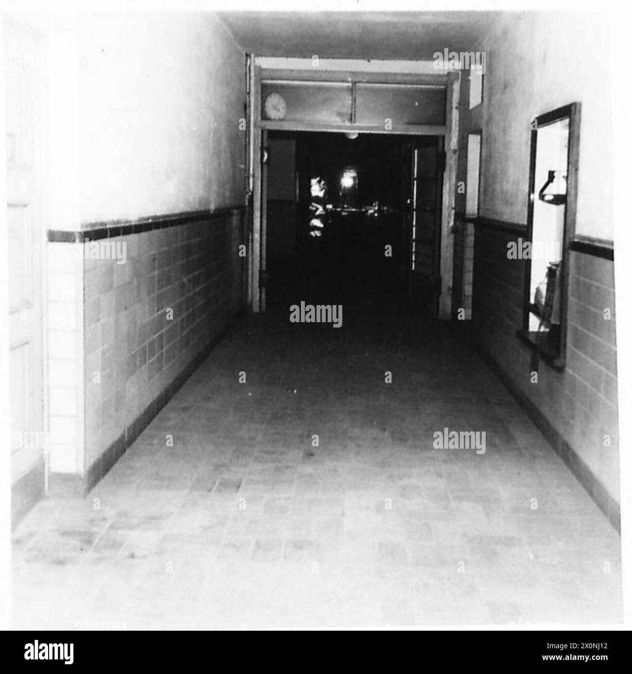 Foto mit dem Innenflur einer Wehrmachtskaserne und eines Krankenhauses in Münster, die die militärische Infrastruktur darstellt. Stockfoto