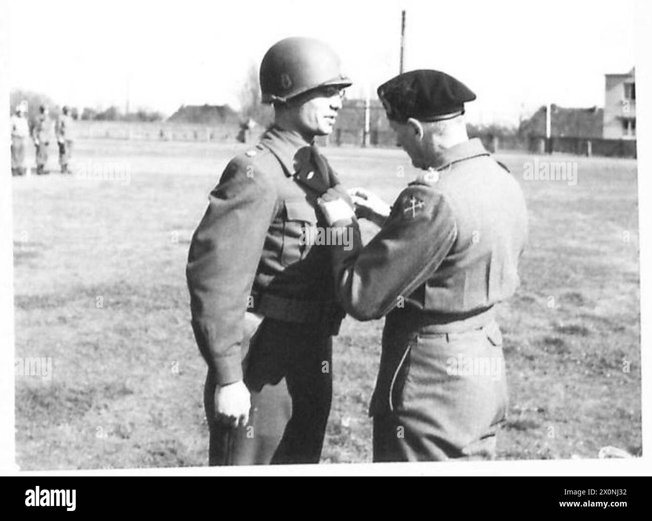 Foto mit Feldmarschall Montgomery, der Major Edward McDannemiller von der 3. Panzerdivision mit der MBE dekoriert. Das Bild ist ein fotografisches negativ der britischen Armee. Stockfoto