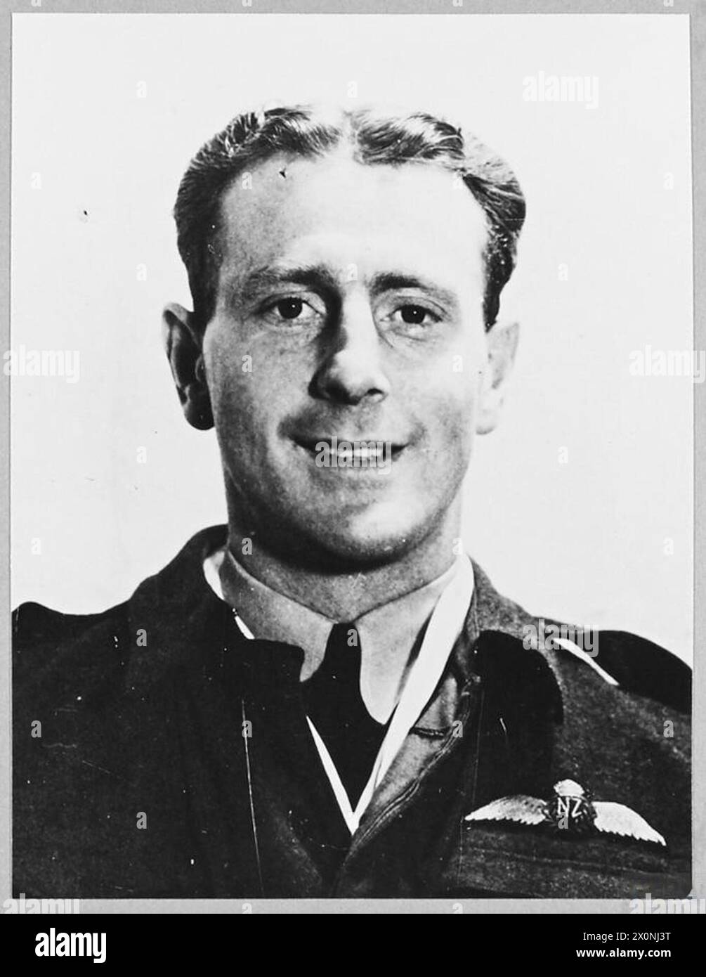 Porträt von Flight Lieutenant R.E. Lelong, Offizier der Royal Air Force, mit Uniform, Rang-Insignien und militärischer Bezeichnung während des Zweiten Weltkriegs Stockfoto