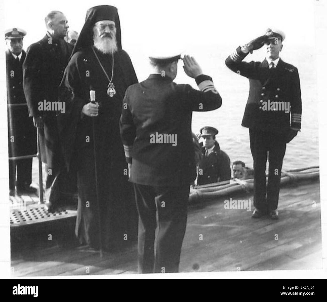 Erzbischof Damaskinos besteigt das Schlachtschiff Averof, begleitet von Konteradmiral Voulgaris, einer Dokumentation der griechischen Marine. Stockfoto Erzbischof Damaskinos besteigt das Schlachtschiff Averof, begleitet von Konteradmiral Voulgaris, einer Dokumentation der griechischen Marine. Stockfoto