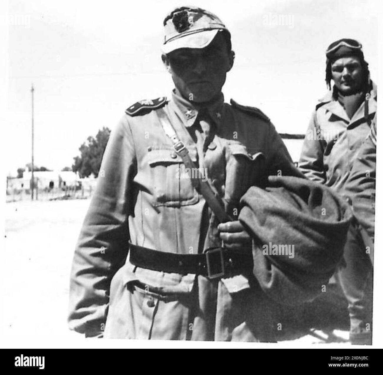 Ein Nahfoto zeigt einen italienischen Leutnant, der während des Vormarsches der britischen First Army in der tunesischen Gafsa-Region gefangen genommen wurde. Das Bild zeigt den Erfolg der alliierten Streitkräfte bei der Gefangennahme von Gefangenen während des Feldzugs. Stockfoto