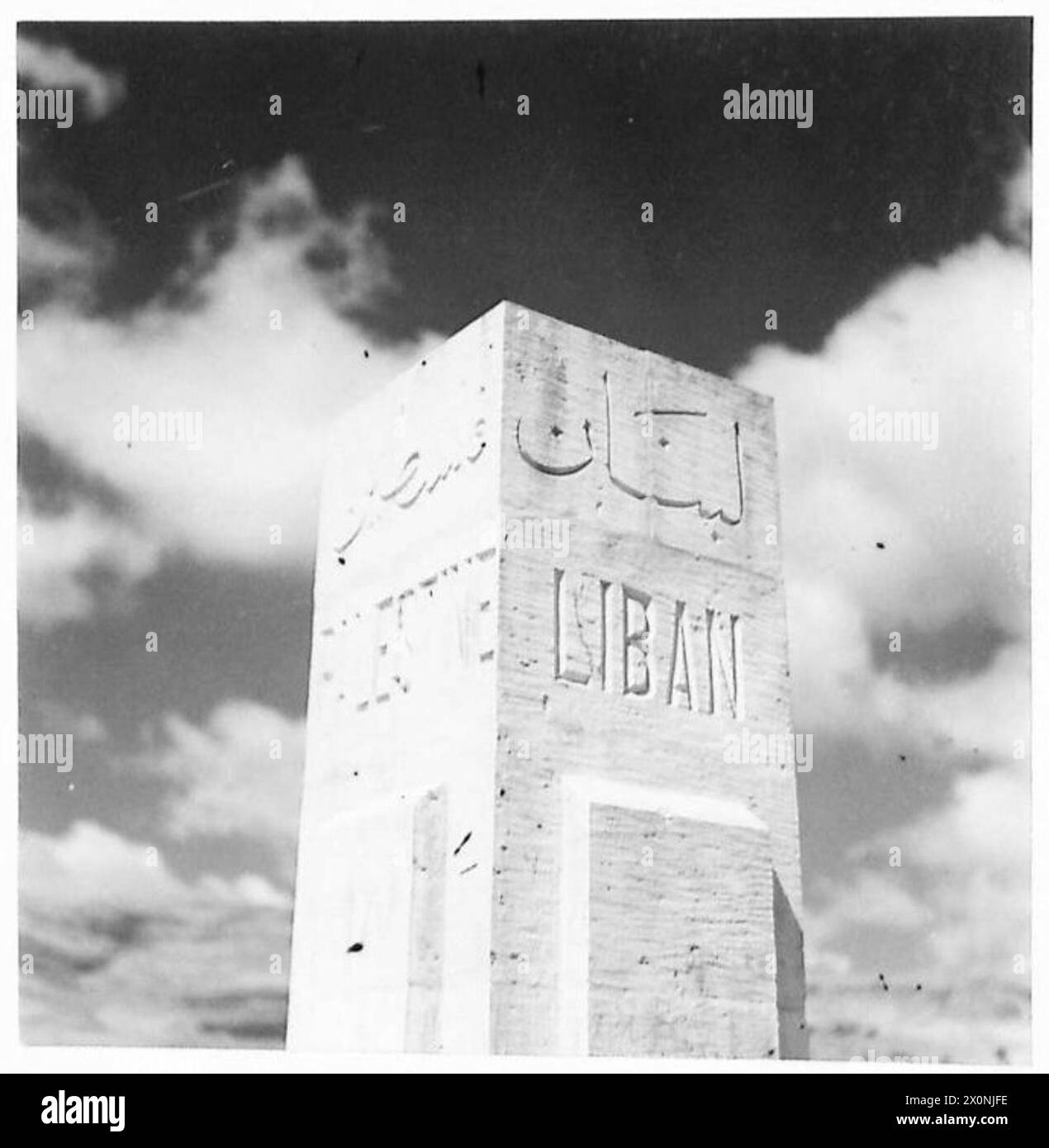 Ein Grenzposten markiert den britischen Vormarsch nach Syrien. Ein fotografisches negativ dokumentiert die Position entlang der Grenze. Stockfoto