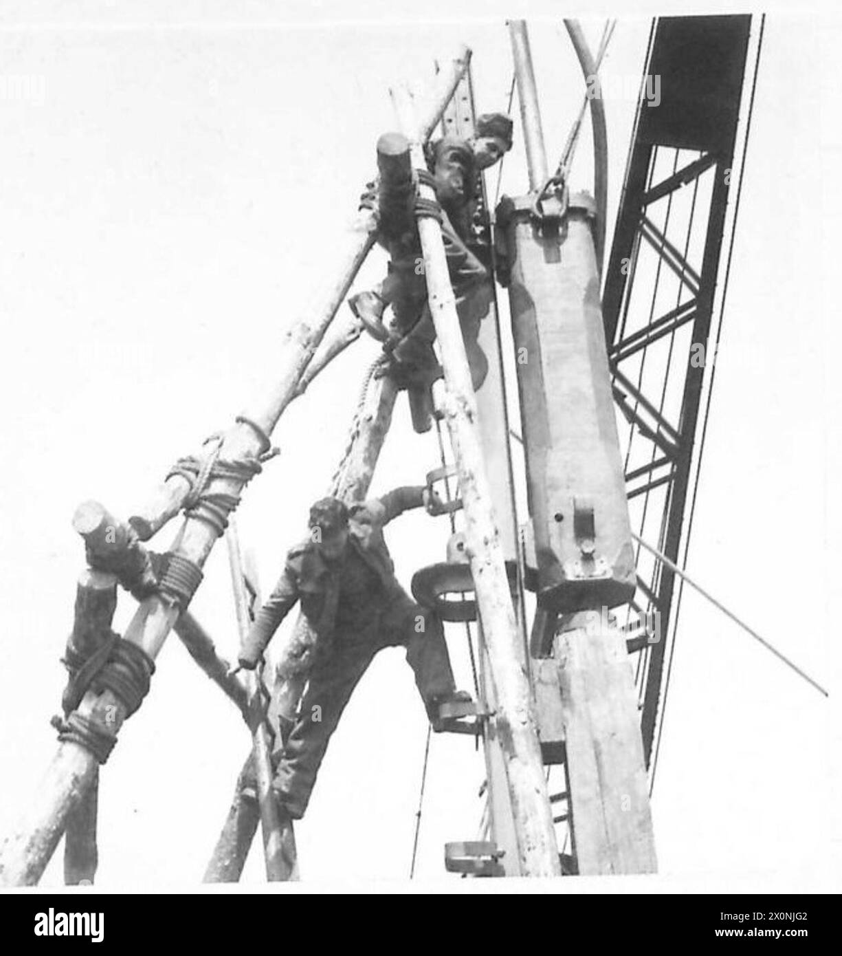 EINE MILITÄREISENBAHN ZUR AUSBILDUNG VON R.ES. - Ein Pile-Fahrer, der für den Bau eines Stegs über einem See vorbereitet wird. Fotografisches negativ, britische Armee Stockfoto