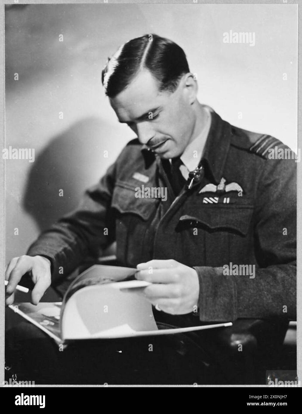Foto aus dem Jahr 1945: Squadron Leader R.D. McLaren, DFC, aus Toronto, Kanada, ein Offizier der No.8 Pathfinder Group, Royal Air Force. Stockfoto
