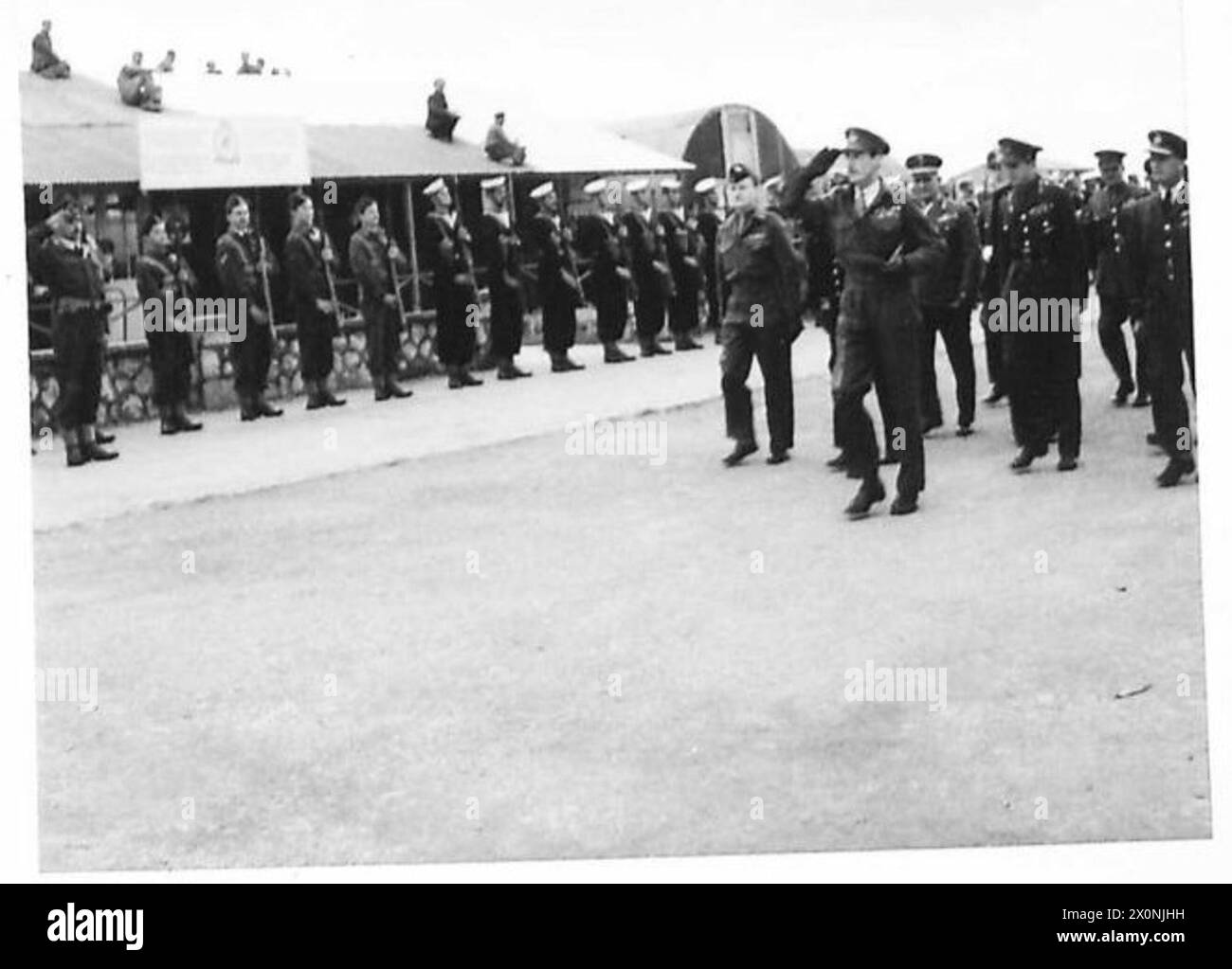 GENERAL SCOBIE VERLÄSST die Ehrenwache, begleitet von alliierten und griechischen Vertretern vor der Abfahrt. Fotografisches negativ, britische Armee Stockfoto