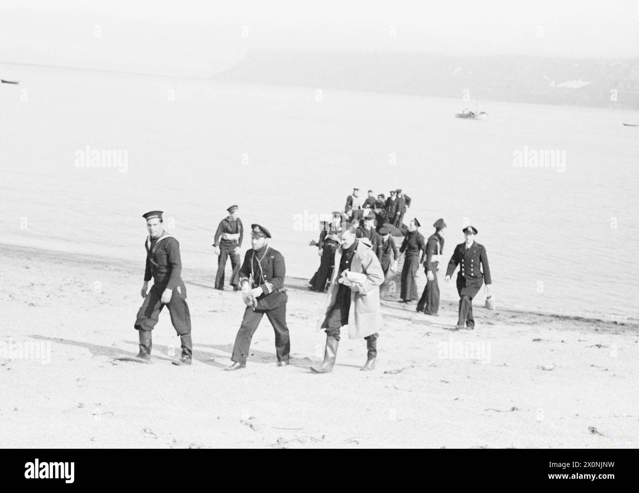 Vier Seeleute bemannen den einsamsten Aussichtsposten an Bord der HMS Suffolk vor Nordwesten Islands im Mai 1941, 40 Meilen von der nächsten Siedlung entfernt, und beobachten feindliche Schiffe. Stockfoto