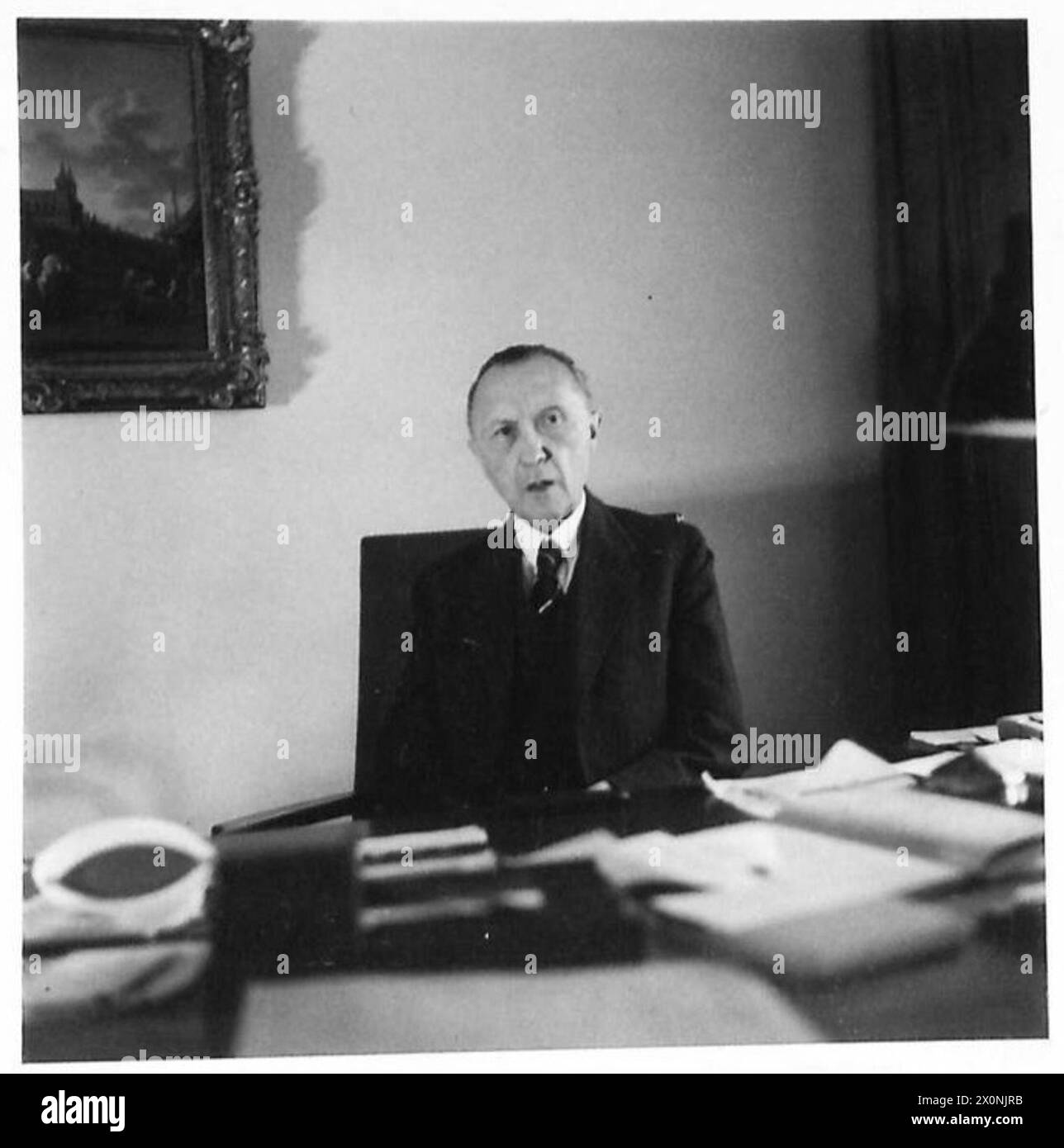 Oberbürgermeister von Köln interviewte Abteilungsleiter während der Neuorganisation der Zivilverwaltung unter der Leitung der Britischen Armee des Rheins nach dem Zweiten Weltkrieg. Stockfoto