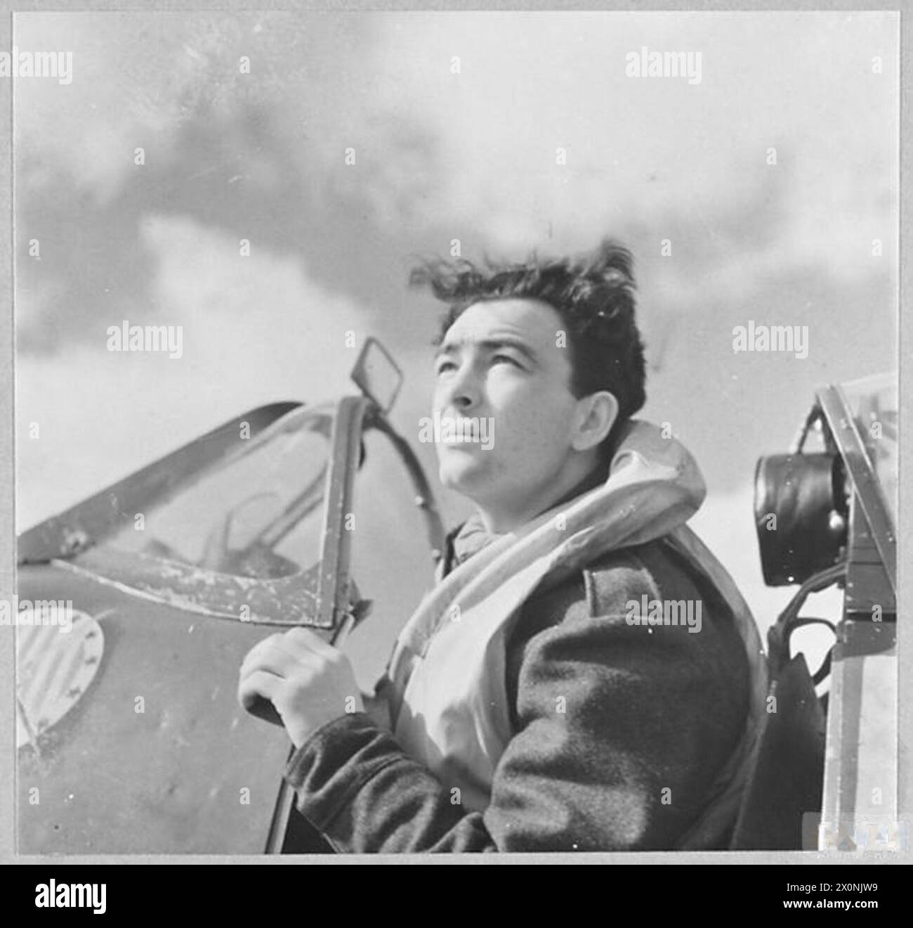 Der Pilot Józef Stasik von der Polnischen Jagdgeschwader Nr. 303 sitzt am 10. April 1942 im Cockpit seines Spitfire bei der RAF Northolt. Polnische Luftwaffe. Stockfoto