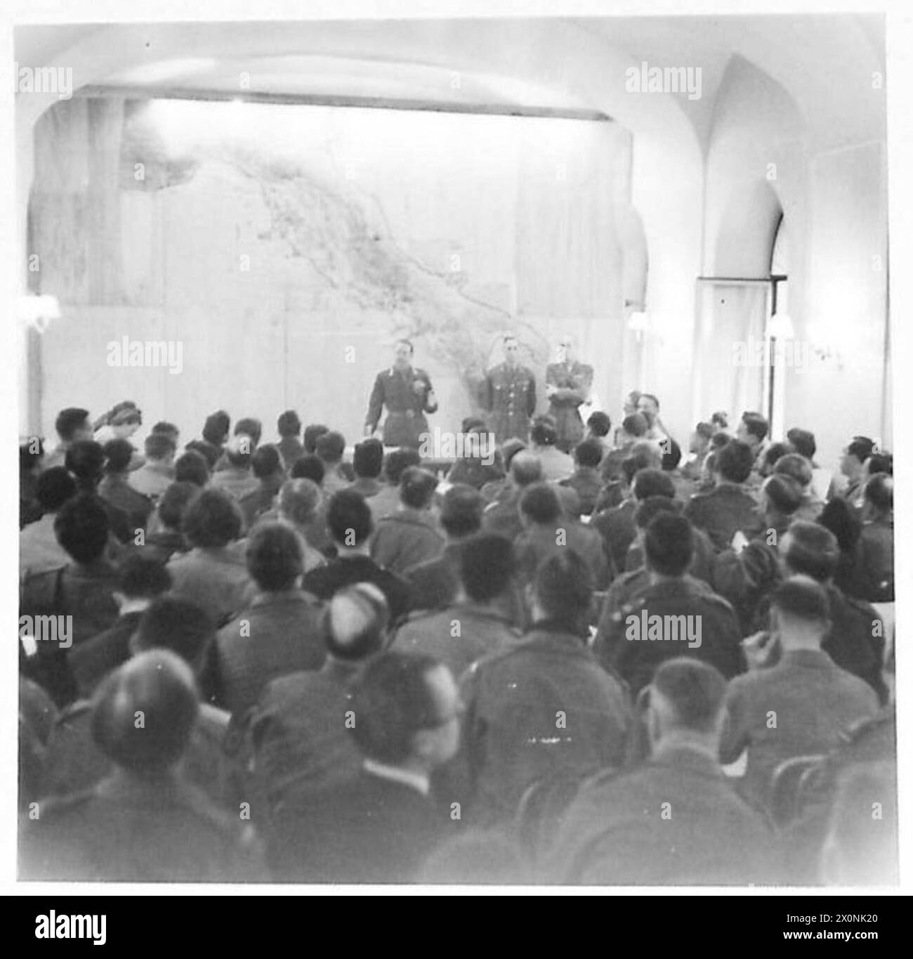 General Alexander erklärt den Fortschritt des italienischen Feldzugs anhand einer großen Karte, um den Mitarbeitern der britischen Armee die Etappen der Operationen zu veranschaulichen. Stockfoto