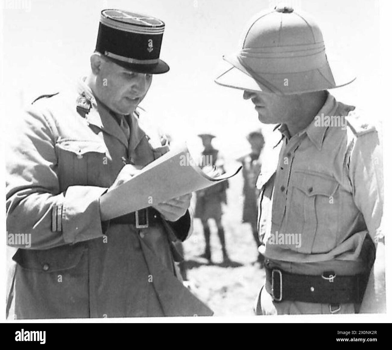 BRITISCHE SOLDATENGEFANGENE SIND IN SYRIEN ZURÜCKGEKEHRT - Ein französischer Vichy-Offizier des Zuges überprüft einen britischen Offizier, der die Gefangenen empfangen hat. Fotografisches negativ, britische Armee Stockfoto