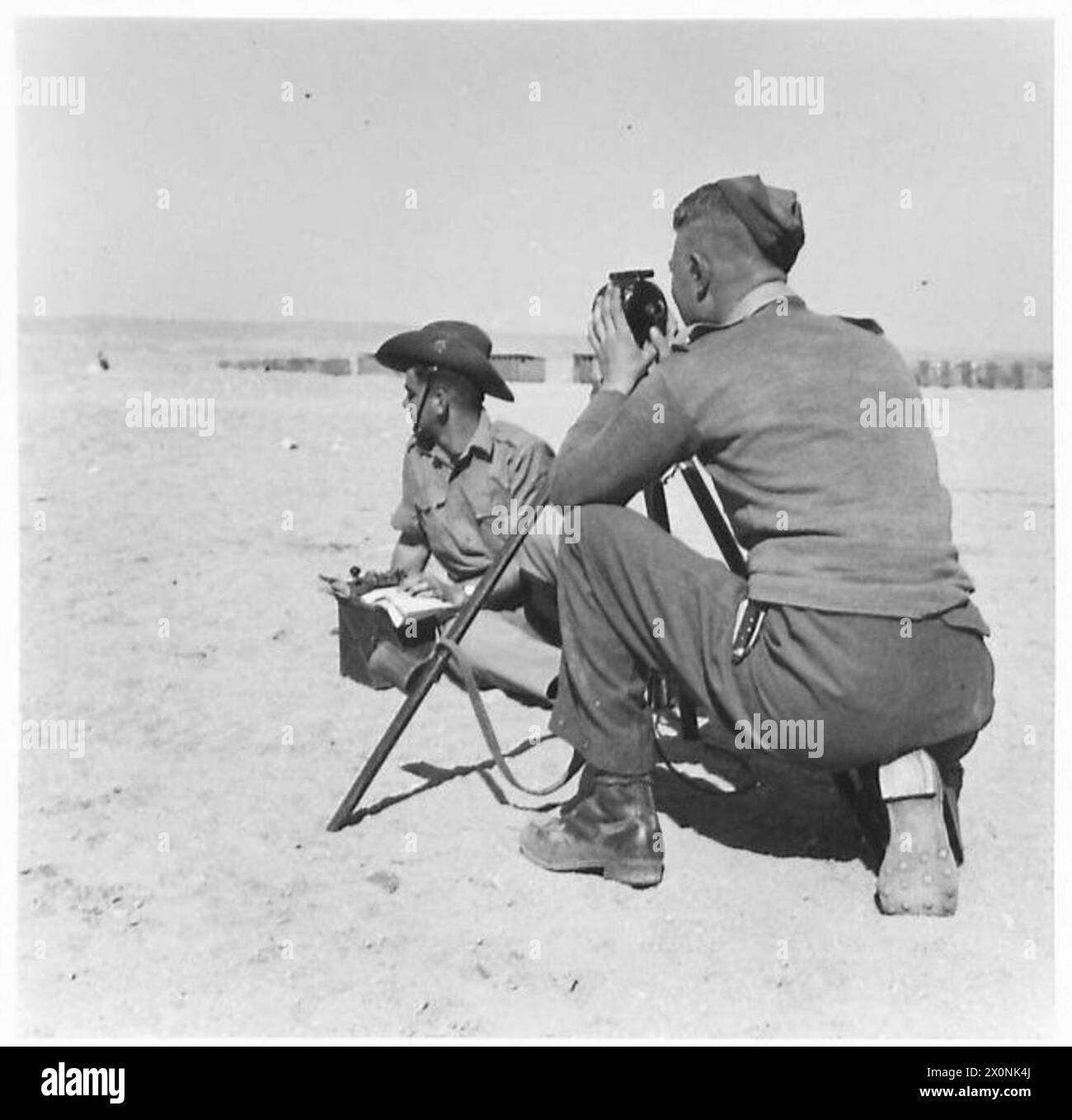 DIE MIDDLE EAST ROYAL CORPS OF SIGNALS AUSBILDUNGSSCHULE - Schüler mit Heliographen. Fotografisches negativ, britische Armee Stockfoto