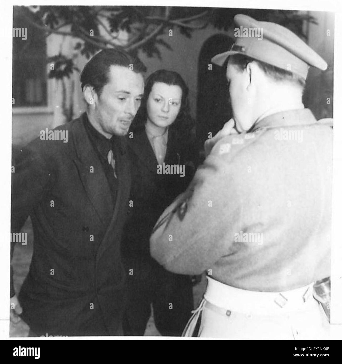 Whicker spricht mit John Amery, nachdem er von den alliierten Truppen in Mailand gefangen genommen wurde. Stockfoto