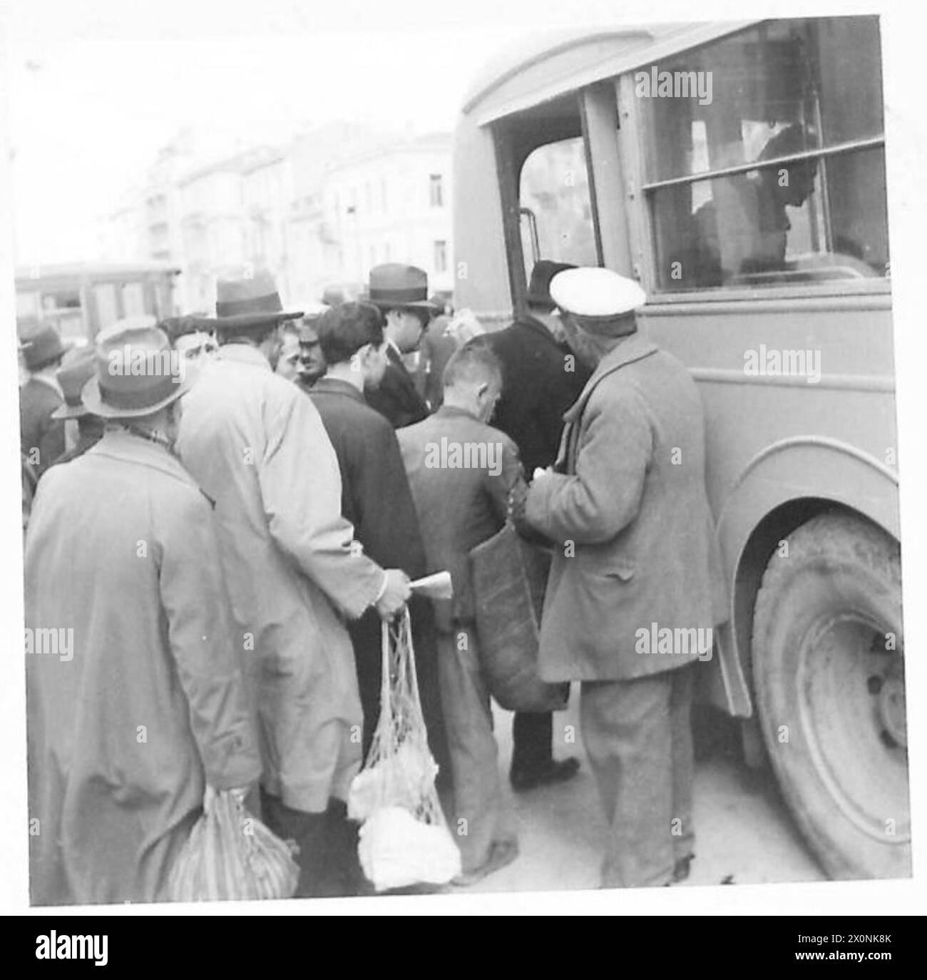 In Athen, wenige Tage nach den Feindseligkeiten, nehmen nationale Busse den normalen Betrieb auf dem Hauptplatz wieder auf, wobei die Leute in der Warteschlange stehen, fotografiert von der britischen Armee als negativ. Stockfoto