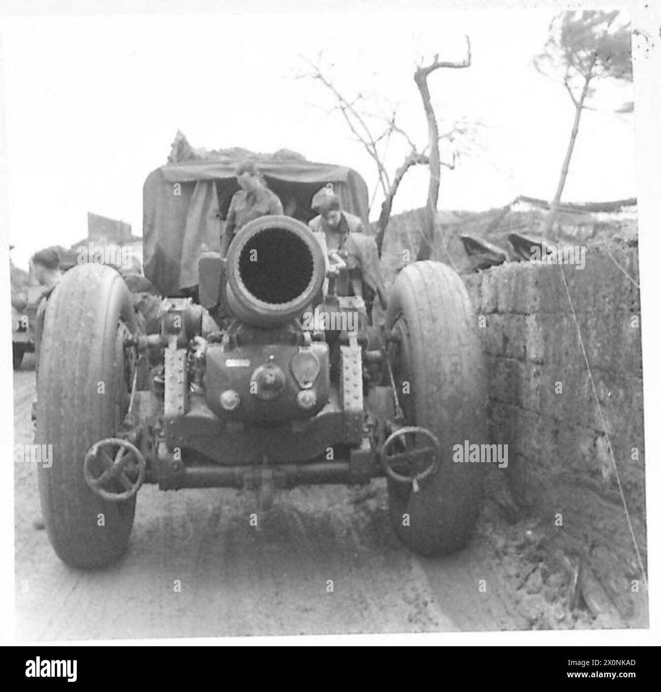 7,2-Zoll-Geschütze des 18/56 schweren Regiments, der Royal Artillery, bewegen sich auf Straßen, um Positionen in der 46 Division, 10 Korps Sektor der Fünften Armee Front zu übernehmen und dabei enge Ecken zu überwinden. Stockfoto