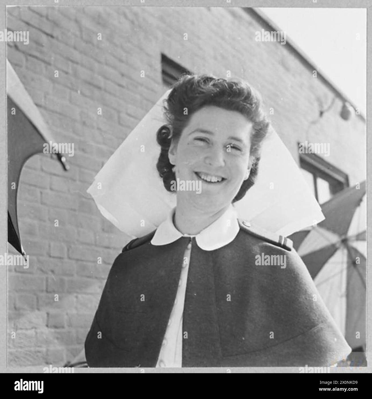 Foto von Schwester „Mac“ von Prinzessin Marys RAF Pflegedienst im Jahr 1943, zu Fuß auf dem Krankenhausgelände nach dem Mittagessen während ihres Dienstes gezeigt. Stockfoto