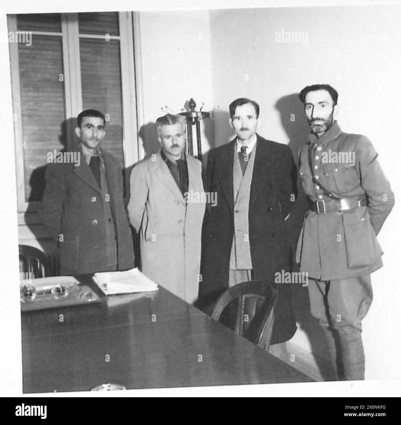 Vertreter von E.L.A.S., Athinellis, Partsalidis, Zevgos und Macridis, unterzeichnen Sie ein Waffenstillstandsabkommen in Griechenland, das eine förmliche Einstellung der Feindseligkeiten markiert. Stockfoto