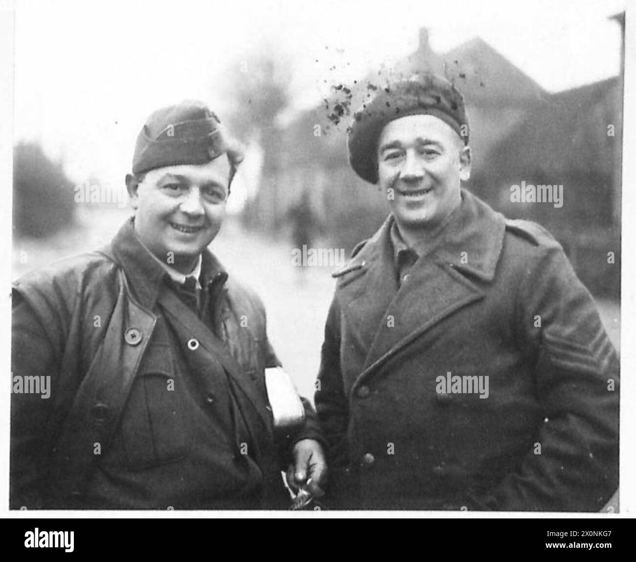 Zwei Brüder vereinen sich an der Westfront, einer trägt seine Schlamassel, nachdem er vom Tee zurückkehrt. Stockfoto