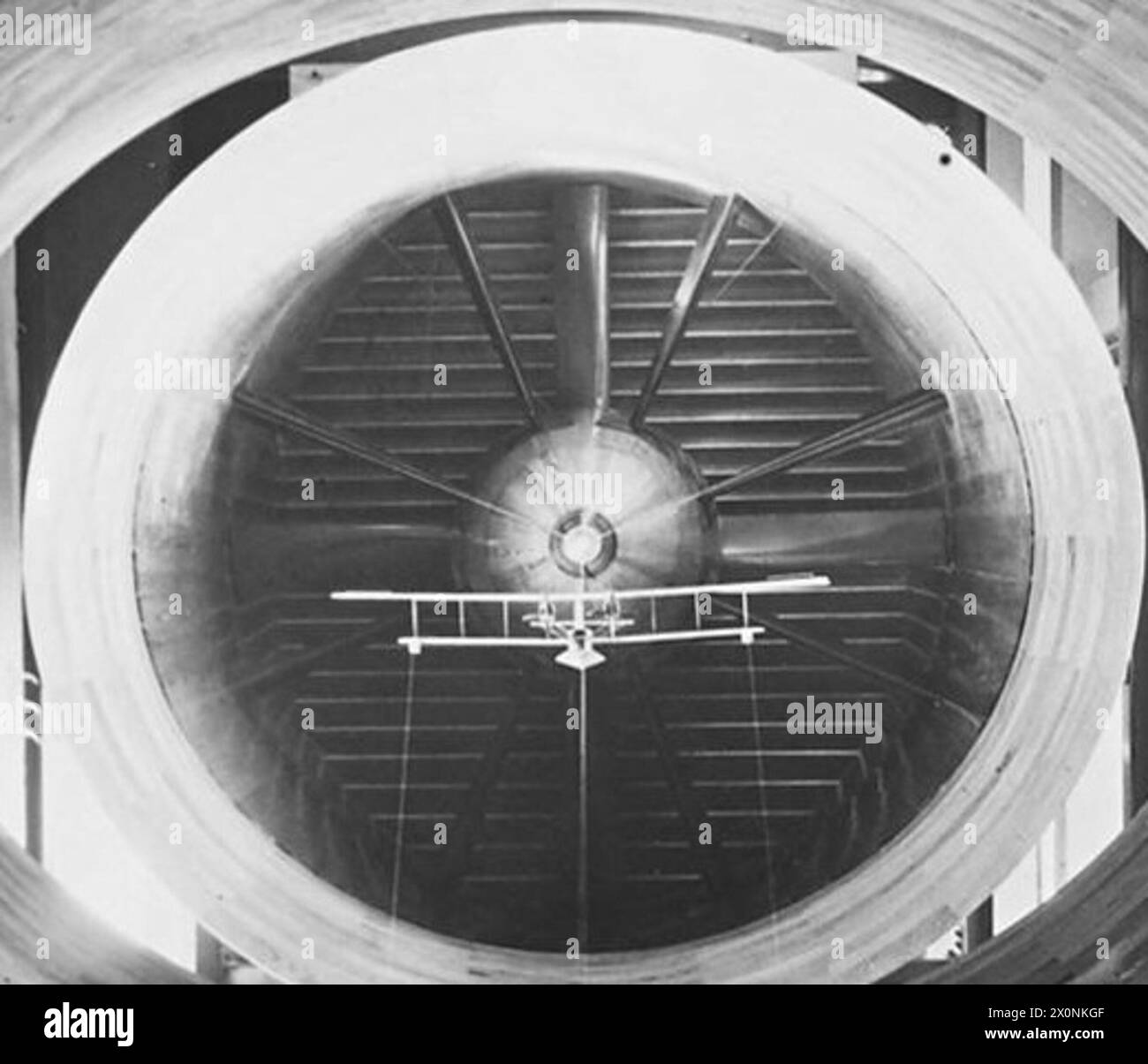 Windkanal mit offenem Jet zur Prüfung von Flugzeugmodellen auf aerodynamische Leistung und Stabilität. Stockfoto