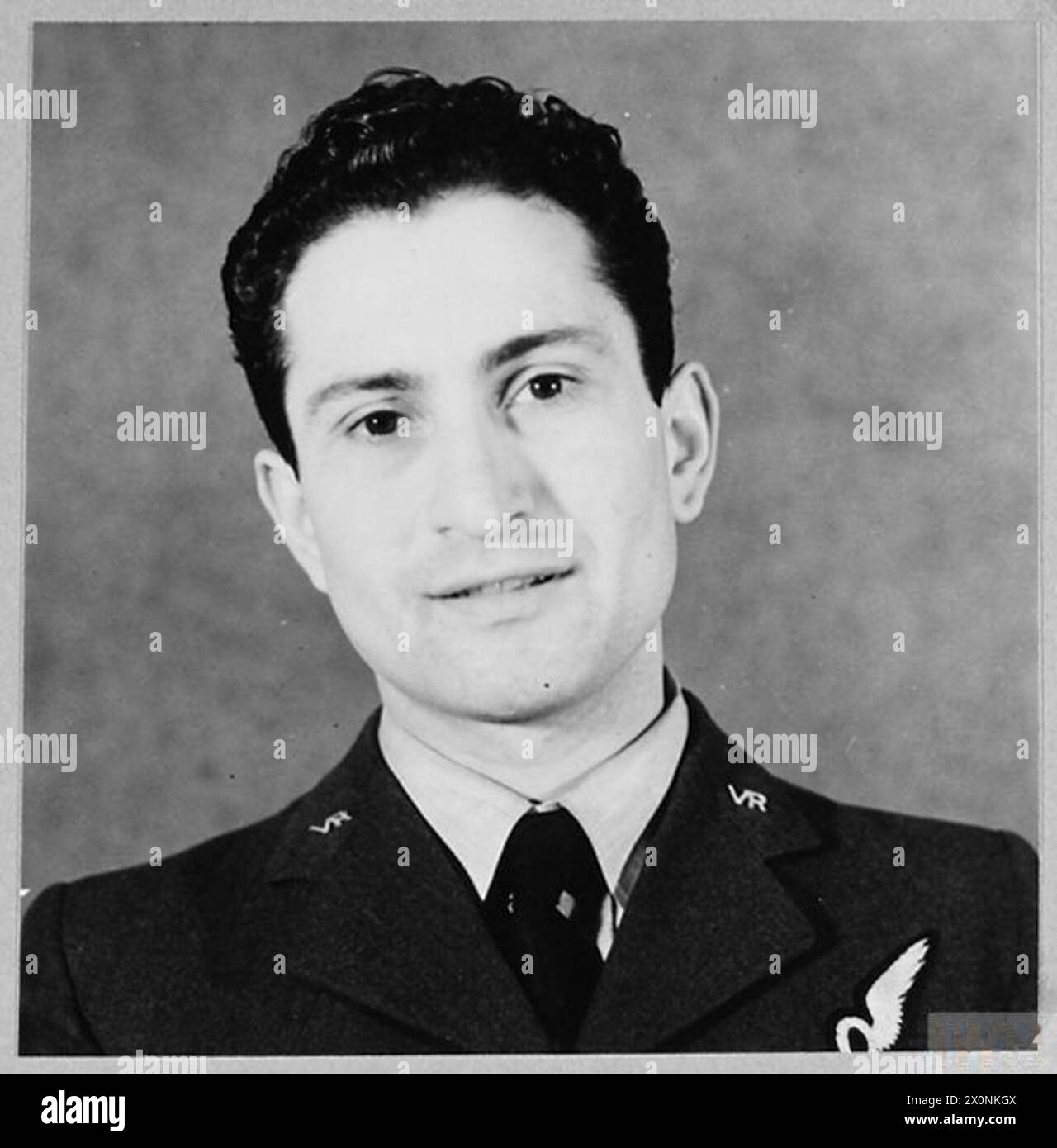 Pilot Officer M.K. Anastassiades, ein ehemaliger zyprischer Schulmeister, dient als Beobachter beim R.A.F. Bomber Command. Zunächst minderjährig 1937, später in England ausgebildet und 1941 als Beobachter qualifiziert. Das Bild zeigt den Piloten M.K. Anastassiades von der Royal Air Force. Stockfoto
