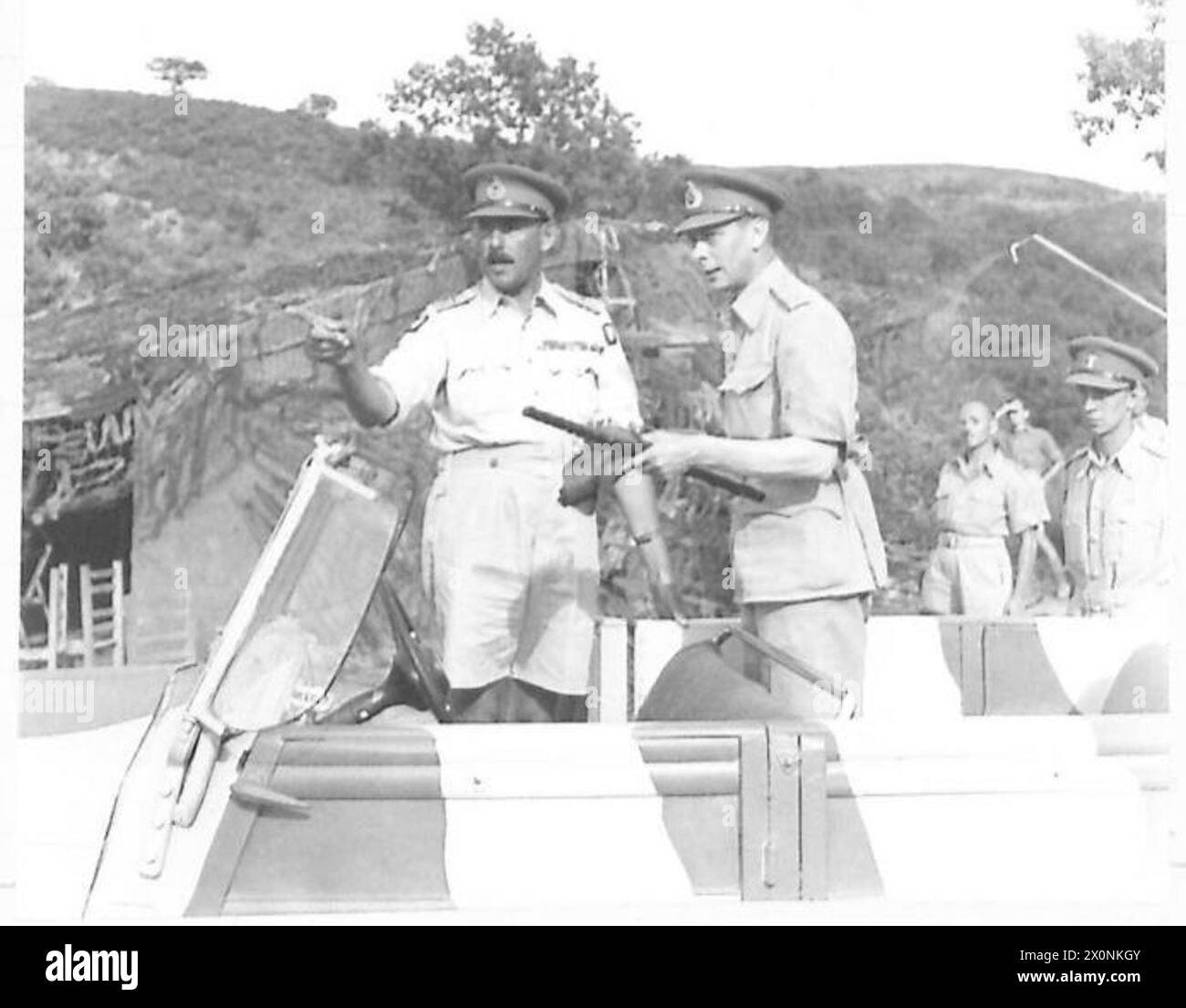 M. der König und General Sir Oliver Leese besuchen das 12-Korps-Hauptquartier der britischen 8. Armee. Fotografisches negativ, britische Armee. Stockfoto
