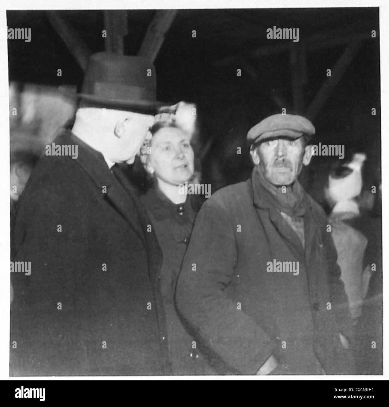 Der Bischof von Chichester spricht mit Flüchtlingen im Moabit Transit Camp in Berlin, dokumentiert von der britischen Rheinarmee. Stockfoto