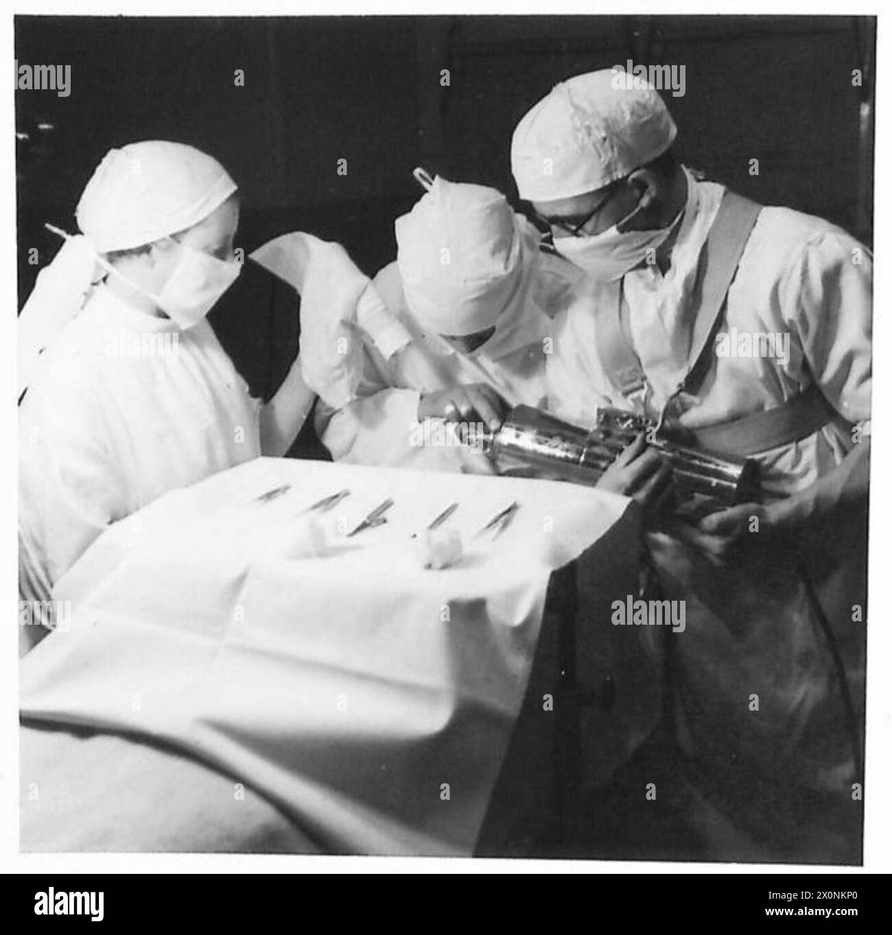 MILITÄRISCHES OPTHALMIC-ZENTRUM - Gewinnung von Stahlkörpern durch Magnet im Operationssaal. Fotografisches negativ, britische Armee Stockfoto