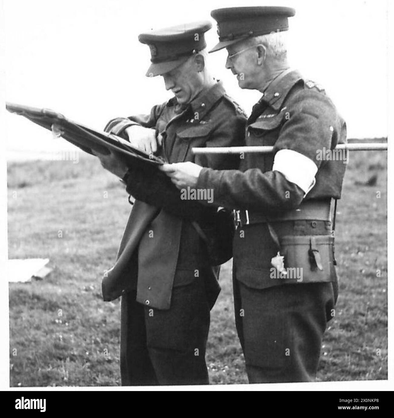 Die Brigadiers K.N. Crawford und E.J.A. Murphy untersuchen eine Karte während einer kombinierten britischen und amerikanischen Militärübung namens 'Atlantic'. Stockfoto