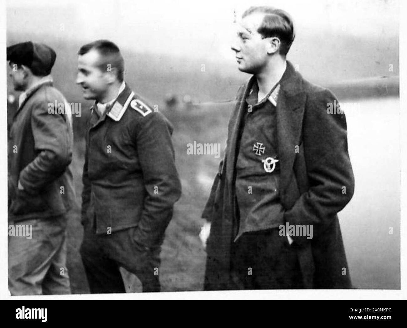 Verschiedene Arten deutscher Gefangener sind in einem Kriegsgefangenenlager dokumentiert und in einem Fotonegativ der britischen Armee aufgezeichnet. Stockfoto