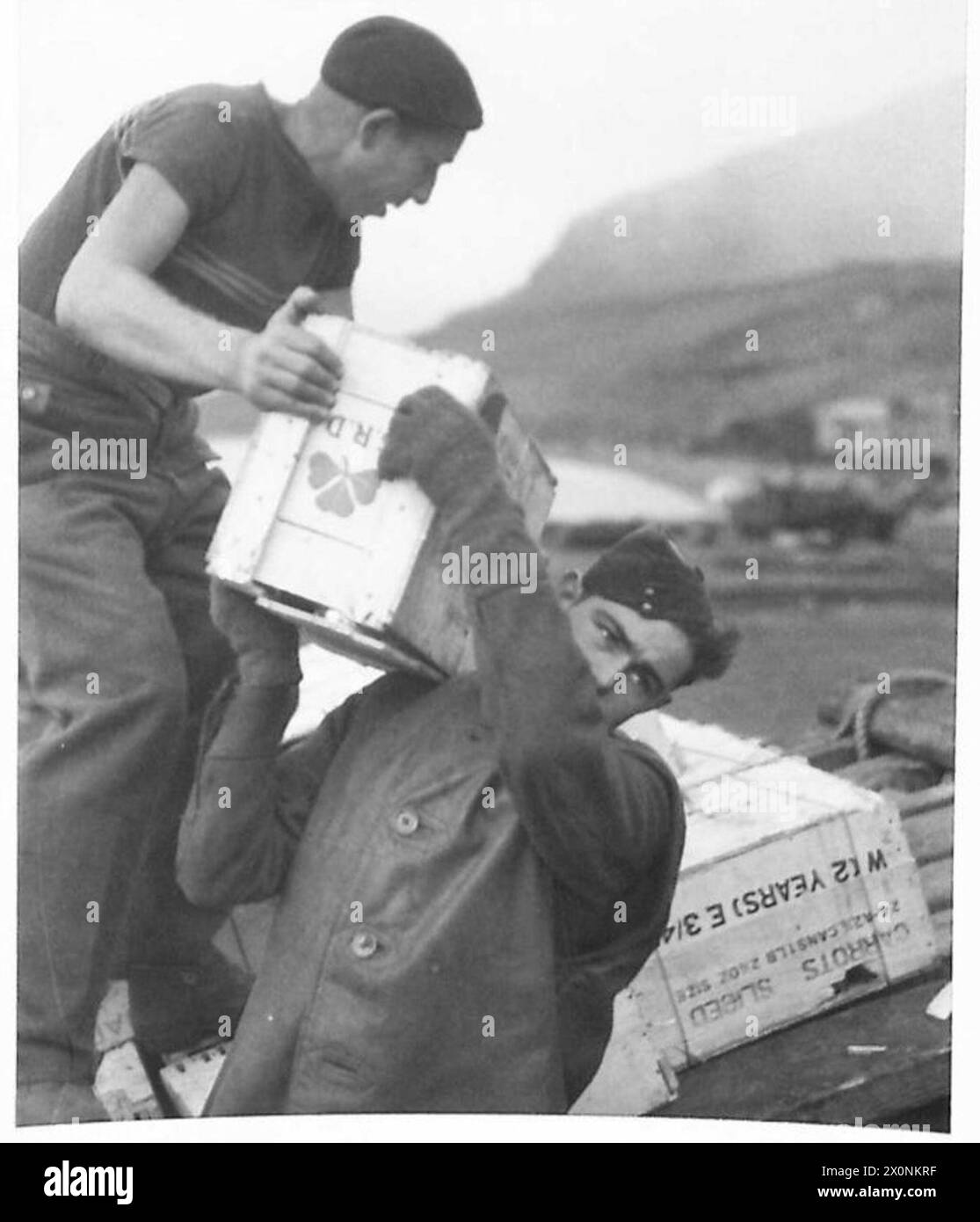 Freie französische und kanadische Truppen warten zusammen während des Überfalls in Spitzbergen. Fotografisches negativ der britischen Armee. Stockfoto