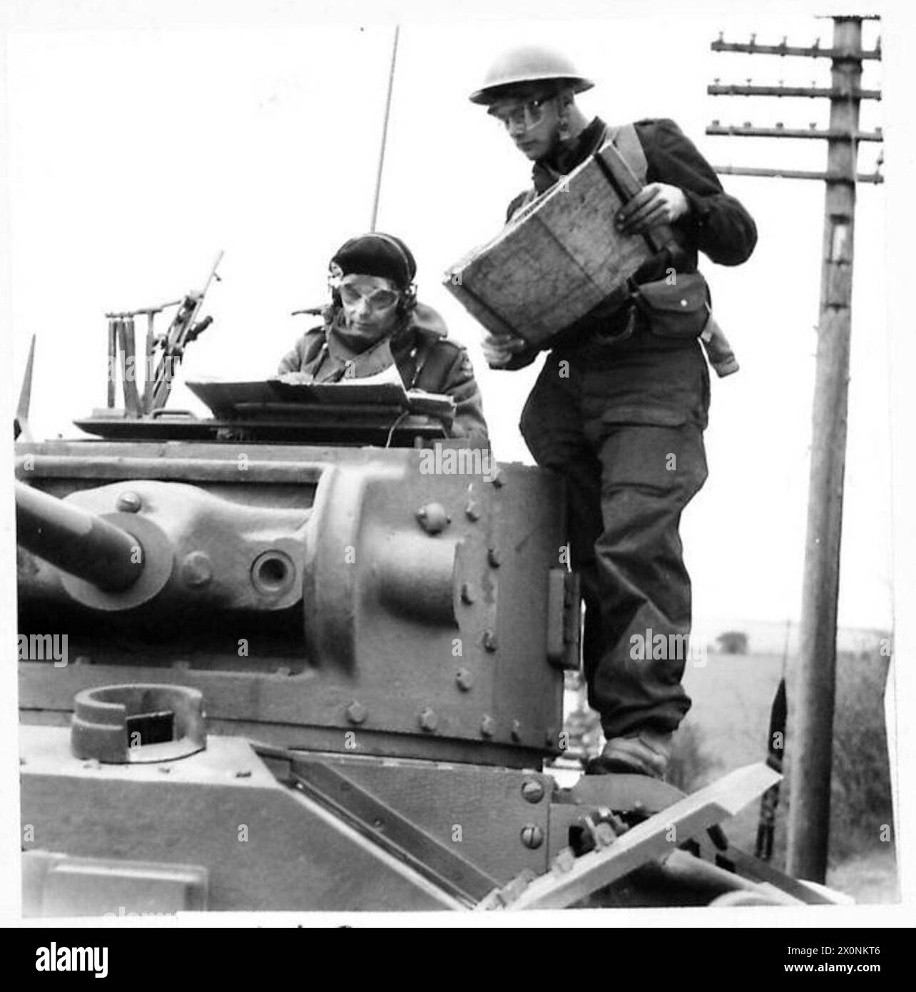 Eine Panzerbesatzung hält an, um eine Karte während einer Anti-Invasion-Übung der britischen Armee zu studieren. Stockfoto
