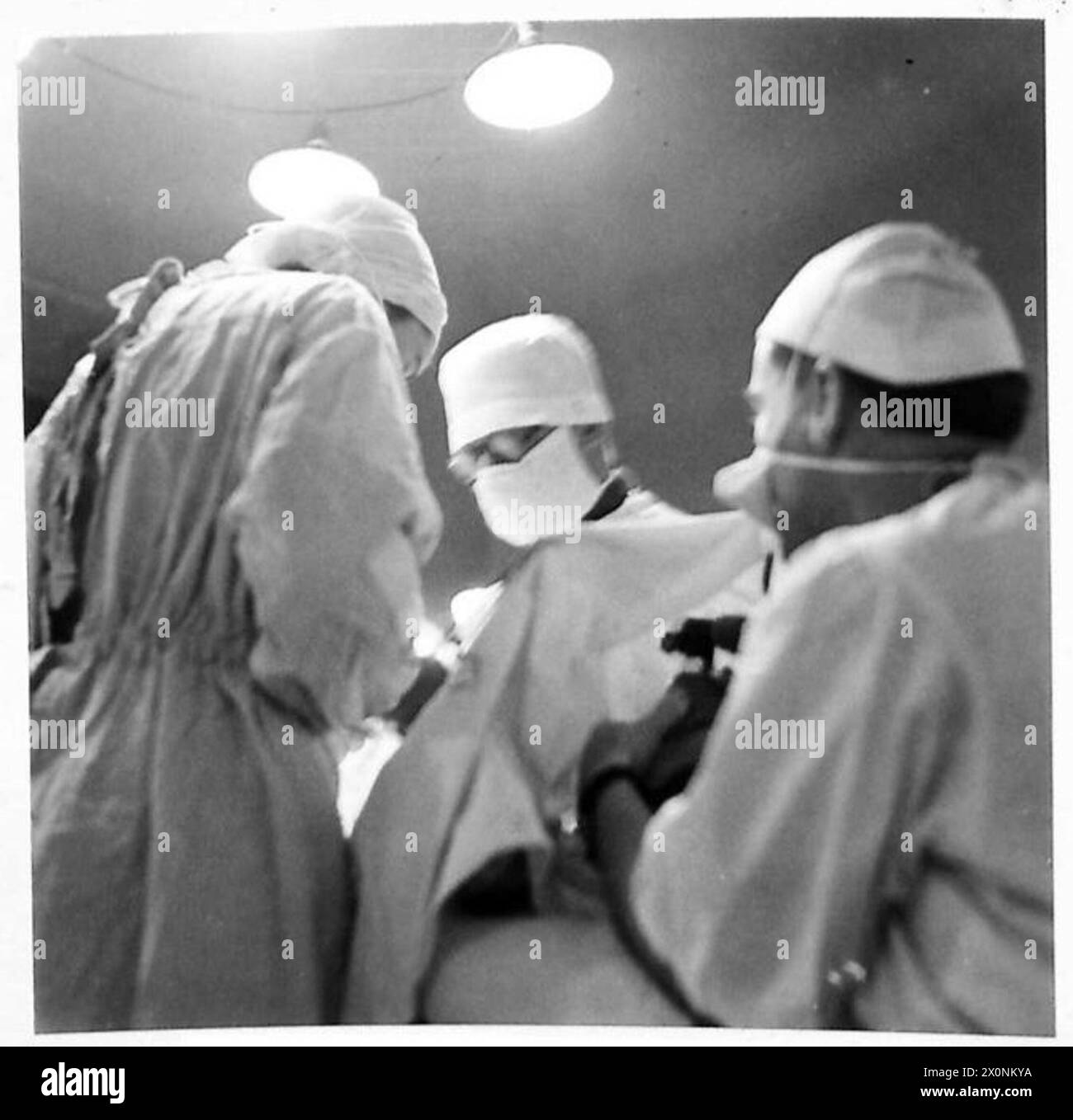 Foto, das Ärzte und Pfleger zeigt, die eine Operation an einem Schlachtopfer in der Nähe der Frontlinie in einem allgemeinen Krankenhaus in Italien durchführen. Stockfoto