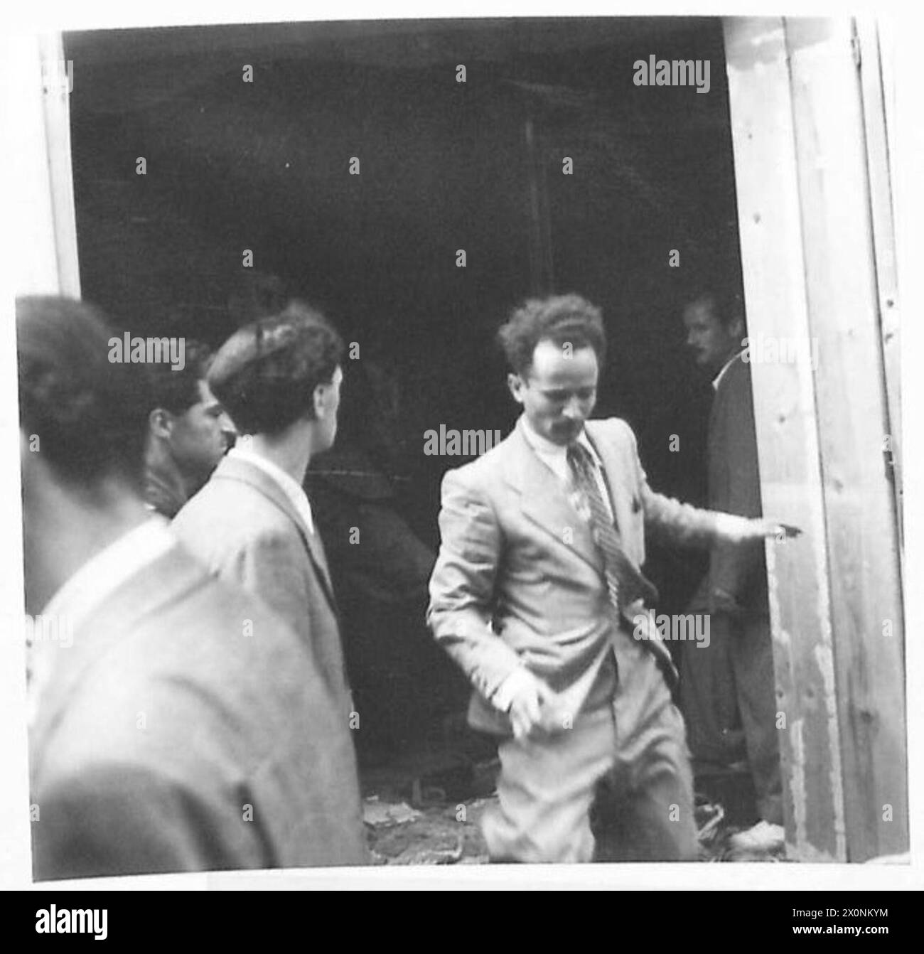 In Rom wurde nach der Kapitulation an die Fünfte Armee ein Geschäft in deutschem Besitz geplündert und mehrere pro-faschistische Beamte angegriffen. Fotografisches negativ dokumentiert die Szene. Stockfoto