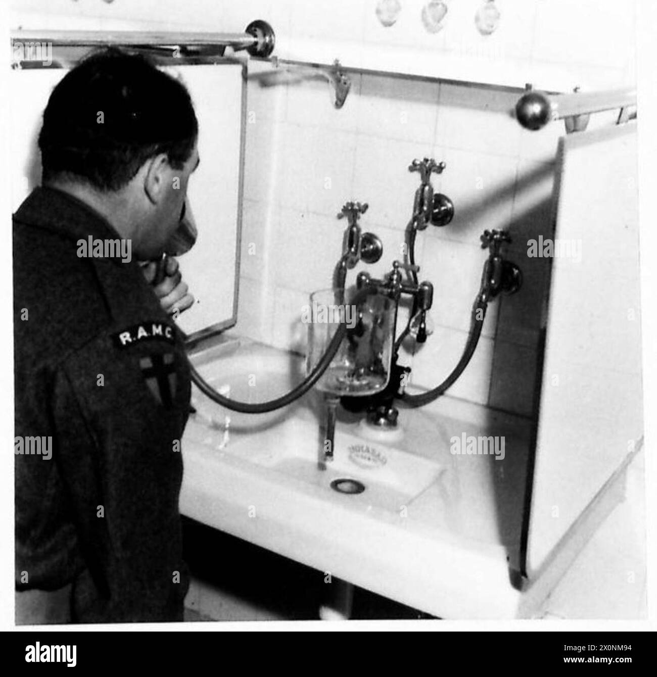 In der Wehrmachtskaserne und im Krankenhaus in Deutschland befindet sich eine Kabine für die Inhalationstherapie der Nase. Das fotografische negativ dokumentiert die Innenausstattung. Stockfoto