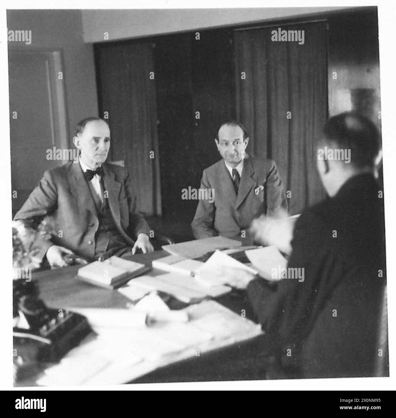 Oberburgermeister interviewt Abteilungsleiter im Rahmen der Neuorganisation der Zivilverwaltung in Köln durch die britische Rheinarmee. Stockfoto