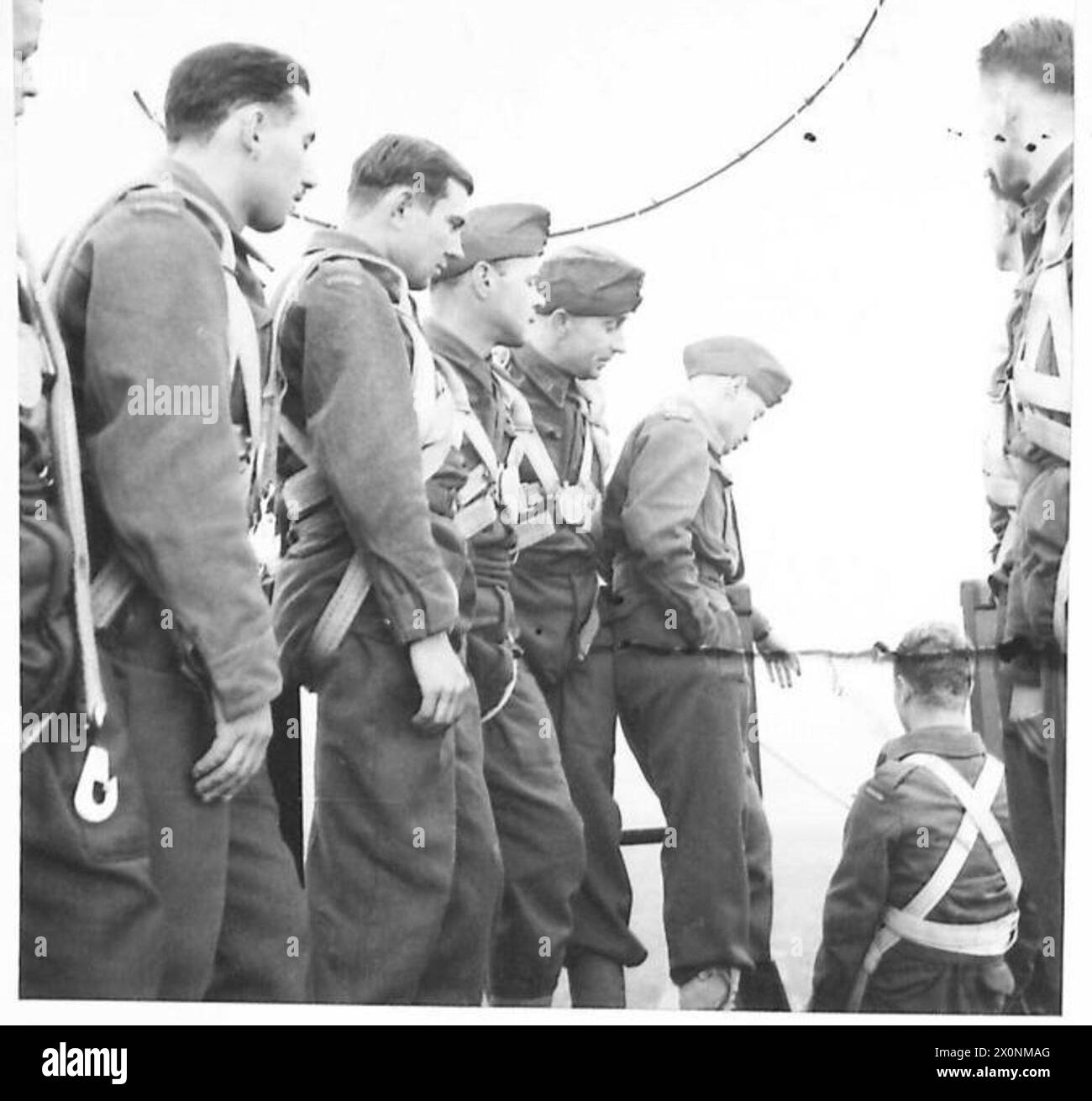 DIE POLNISCHE ARMEE IN GROSSBRITANNIEN, 1940-1947: Fallschirmjäger, die in einer Warteschlange stehen, um auf den Fallschirmturm zu springen. Beachten Sie den vollständig gestreckten Fallschirm über ihren Köpfen. Foto aufgenommen in Elie (oder Lundin Links), Fifeshire. Eine Demonstration des Trainings der 4. Cadre Rifle Brigade (zukünftige 1. Polnische unabhängige Fallschirmbrigade), gefolgt von einer Übung, bei der vollständig ausgebildete Fallschirmjäger eingesetzt wurden, wurde von General Władysław Sikorski, dem C-in-C der polnischen Streitkräfte, beobachtet. Der erste Kurs der Schulung ist das Lernen der richtigen Landeweise. Dies wird mittels tr gelehrt Stockfoto