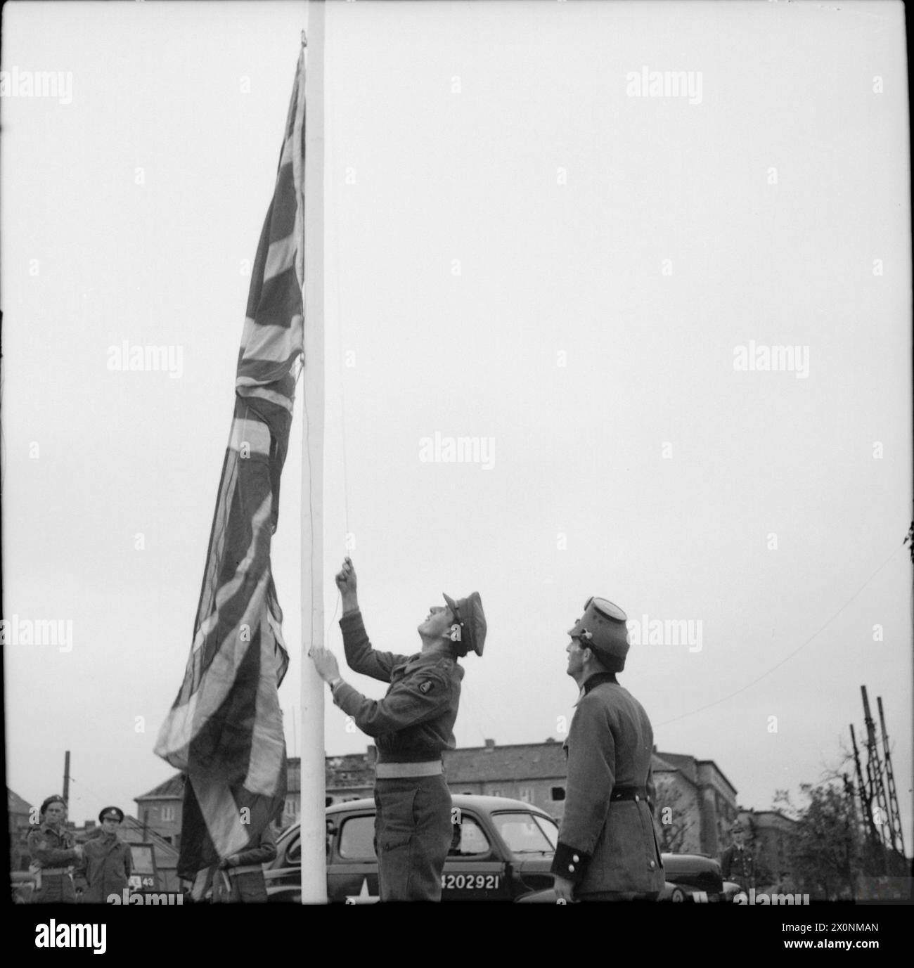 Die Gewerkschaftsflagge wird gehisst, um die Ankunft der britischen Streitkräfte in ihrem Sektor Berlin während der alliierten Besetzung Deutschlands zu markieren. Stockfoto