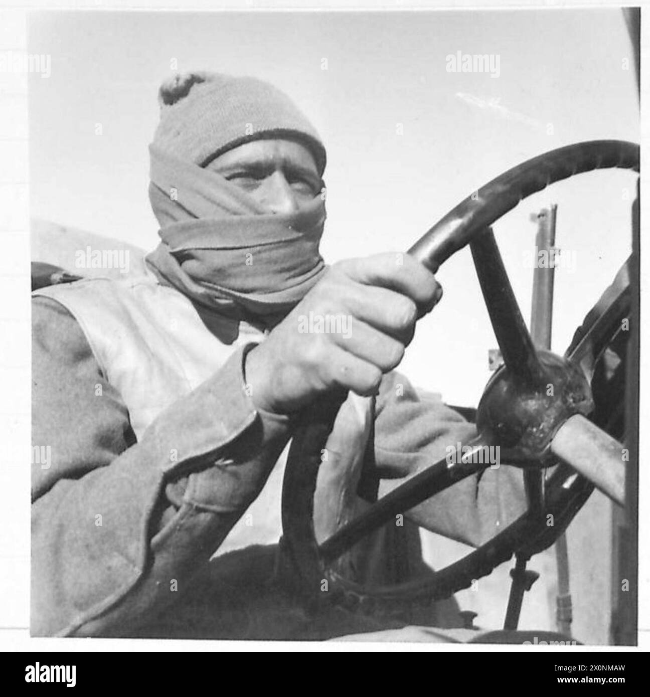 Fotografisches negativ, das einen Fahrer von Indian Transport zeigt, der nach der Fahrt durch Sandstürme zu den Alliierten Linien in El Adem zurückkehrt. Stockfoto