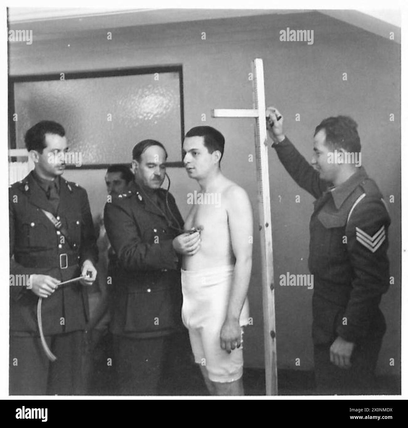 Griechische Rekruten in Ägypten werden im Rahmen der Registrierung für griechische Dienste während des Zweiten Weltkriegs ärztlichen Untersuchungen unterzogen, um die körperliche Fitness zu beurteilen. Stockfoto