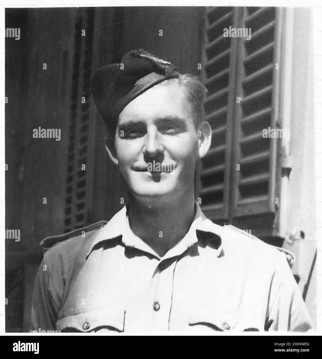 Pipe A. Mackay aus Clachan Sands tritt mit geballten Pfeifenbands auf, die die 1. Königschotten repräsentieren und die musikalische Tradition in militärischen Zeremonien demonstrieren. Fotografisches negativ. Stockfoto