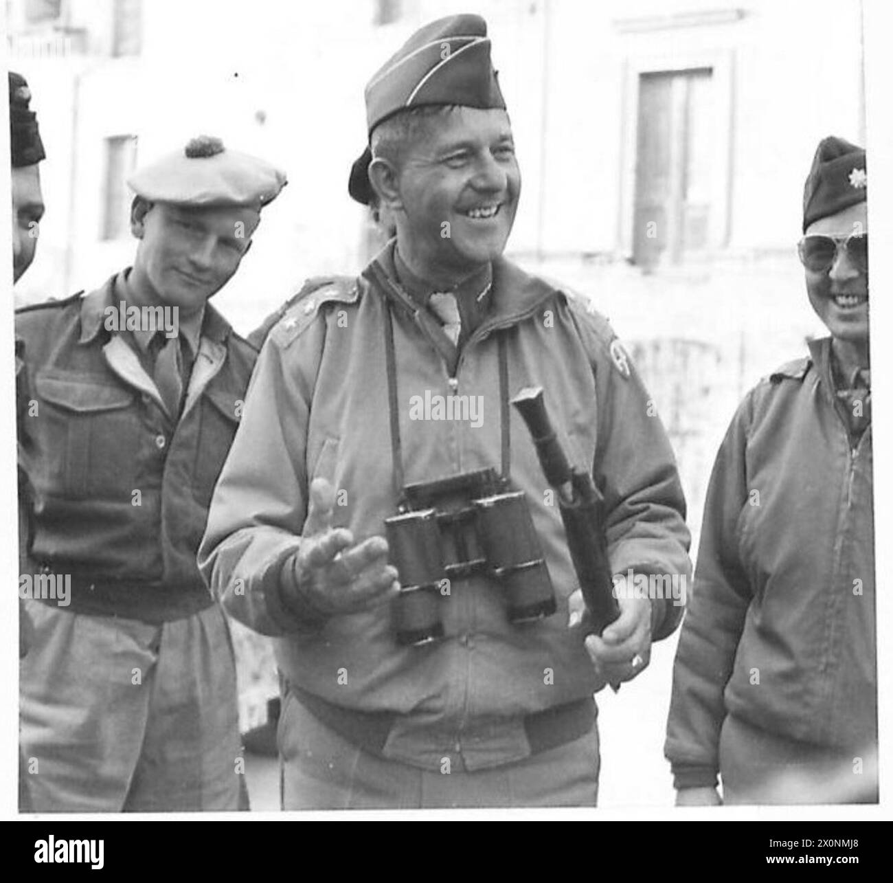 General Devers besucht die Ostitalienische Front und wird fotografiert, um einen Kommentar über einen Kukri zu machen. Fotografisches negativ. Stockfoto