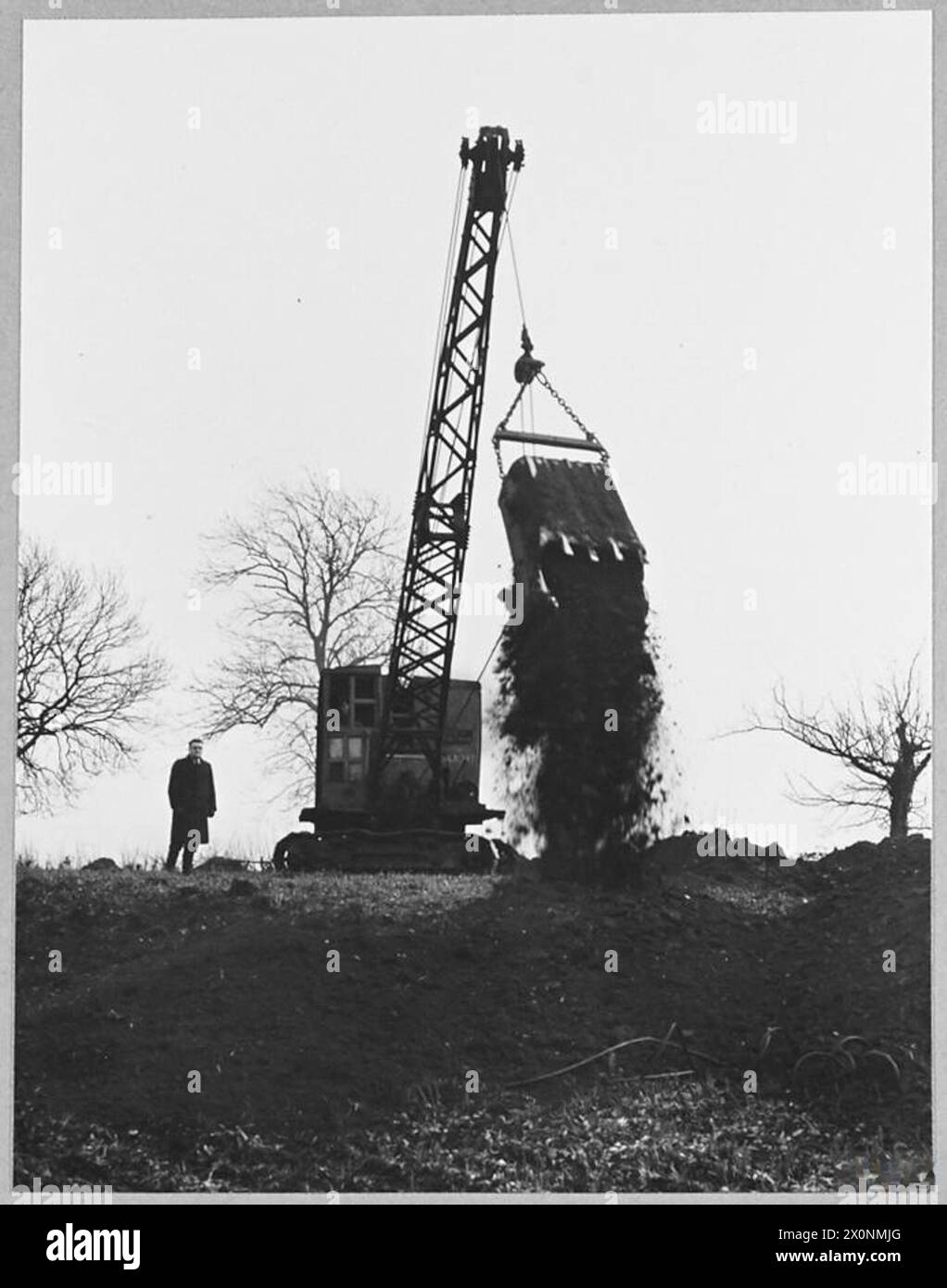 Ruston Bucyrus Ausrüstung, einschließlich Modell 16 mit Dragline, entfernt Mutterboden, um Flugplätze für den Bau von Maschinen des Modells 21 vorzubereiten und unterstützt 1943 Projekte des Ministeriums für Versorgung. Stockfoto