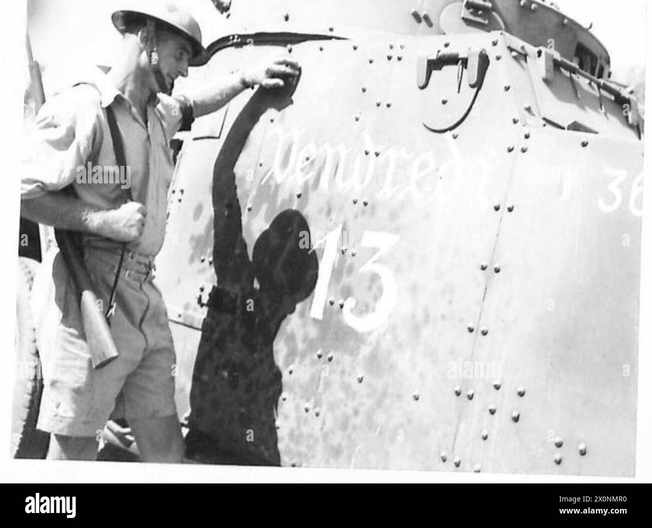 Ein französischer Panzerwagen in Syrien wird während des britischen Vormarsches von einer britischen Panzerbombe zerstört. Stockfoto