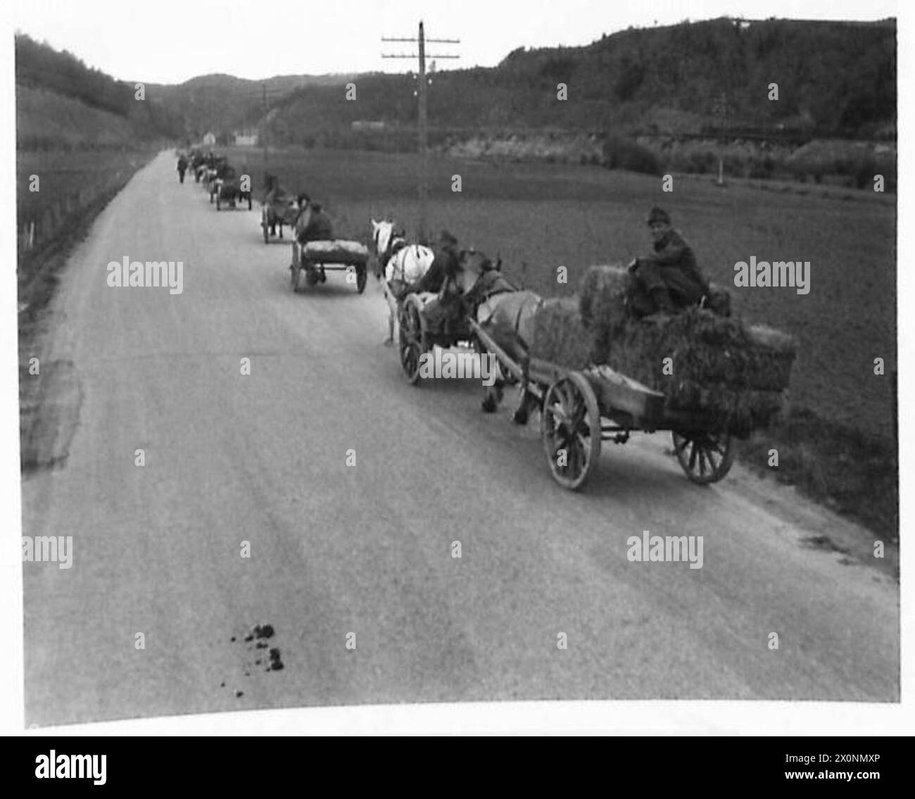 SZENEN IN NORWEGEN: Deutsche Truppen evakuieren Trondhiem mit Pferden und Wagen. Fotografisches negativ, britische Armee, 21. Armeegruppe Stockfoto
