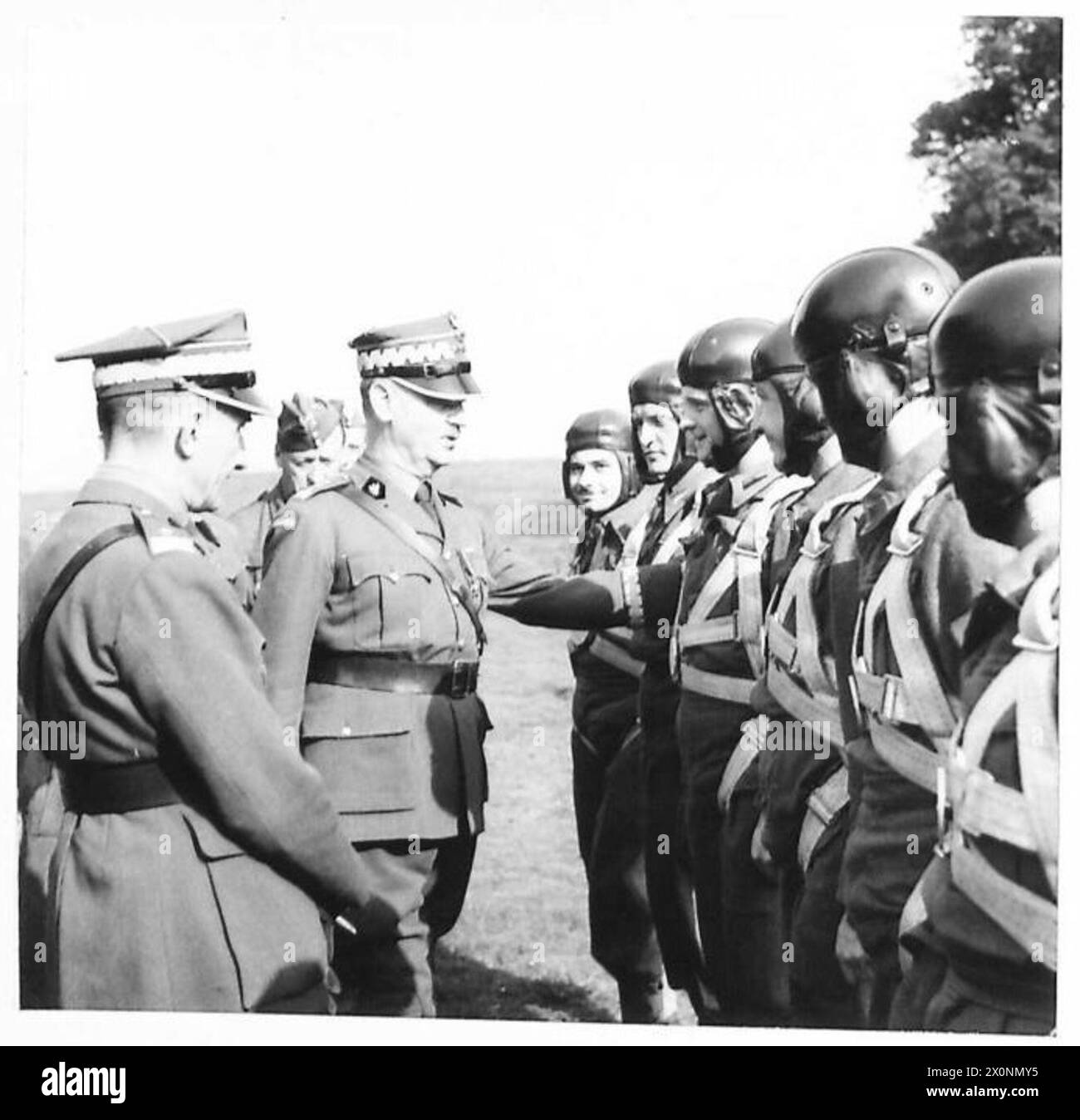 DIE POLNISCHE ARMEE IN GROSSBRITANNIEN, 1940-1947: General Władysław Sikorski inspiziert die Fallschirmjäger. Er wird von General Tadeusz Klimecki, dem polnischen Stabschef, begleitet. Foto gemacht in Elie, Fifeshire. Eine Demonstration des Trainings der 4. Cadre Rifle Brigade (zukünftige 1. Polnische unabhängige Fallschirmbrigade), gefolgt von einer Übung, bei der vollständig ausgebildete Fallschirmjäger eingesetzt wurden, wurde von General Władysław Sikorski, dem C-in-C der polnischen Streitkräfte, beobachtet. Der erste Kurs der Schulung ist das Lernen der richtigen Landeweise. Dies wird durch Fallschirmjäger vermittelt, die aus einem Parach springen Stockfoto