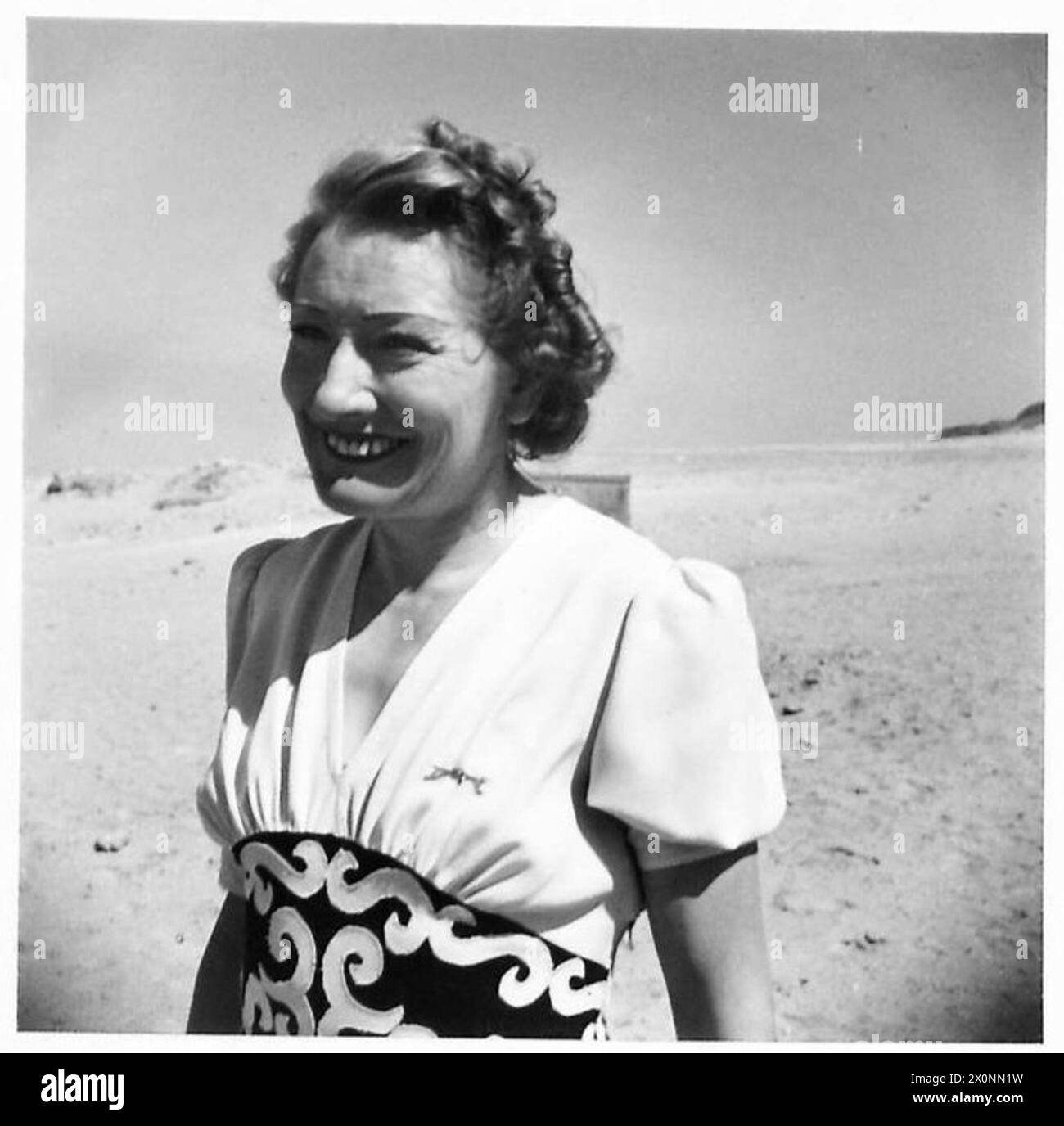 Nahaufnahme von Doris Palmer, dem Star eines E.N.S.A. Konzerts, das durch den Nahen Osten tourte. Stockfoto