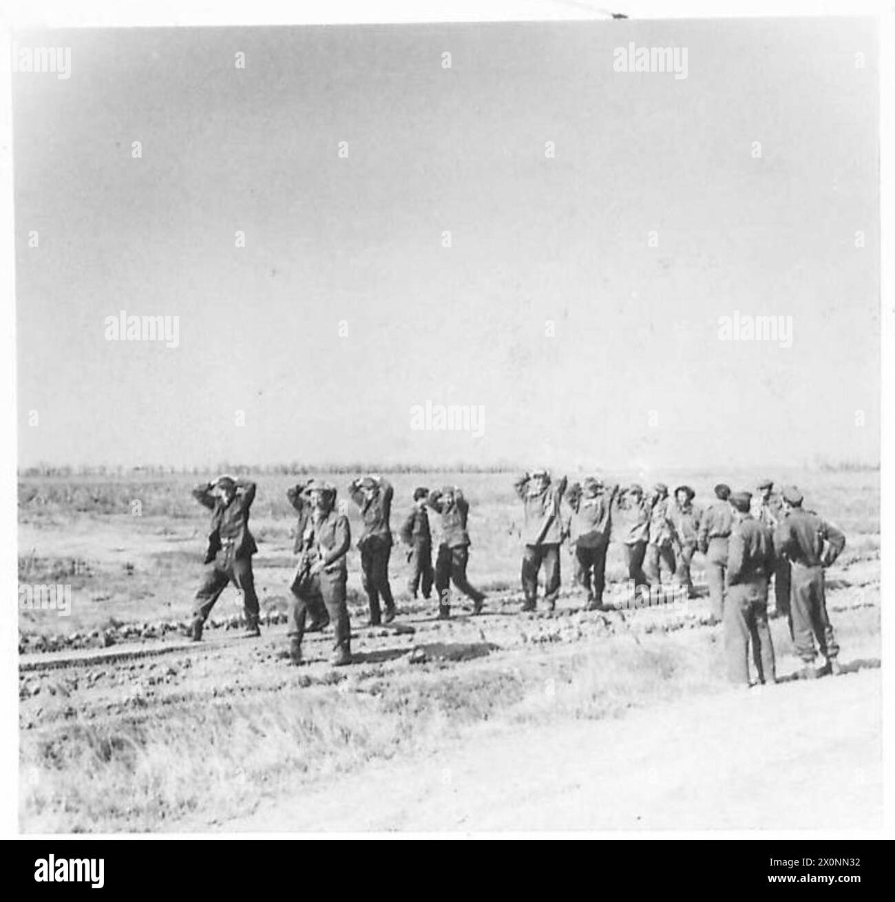 Deutsche Gefangene, die von der italienischen Division nach dem Angriff auf anfängliche Ziele während der Achten Armee-Operationen gefangen genommen wurden. Fotografisches negativ, britische Armee. Stockfoto