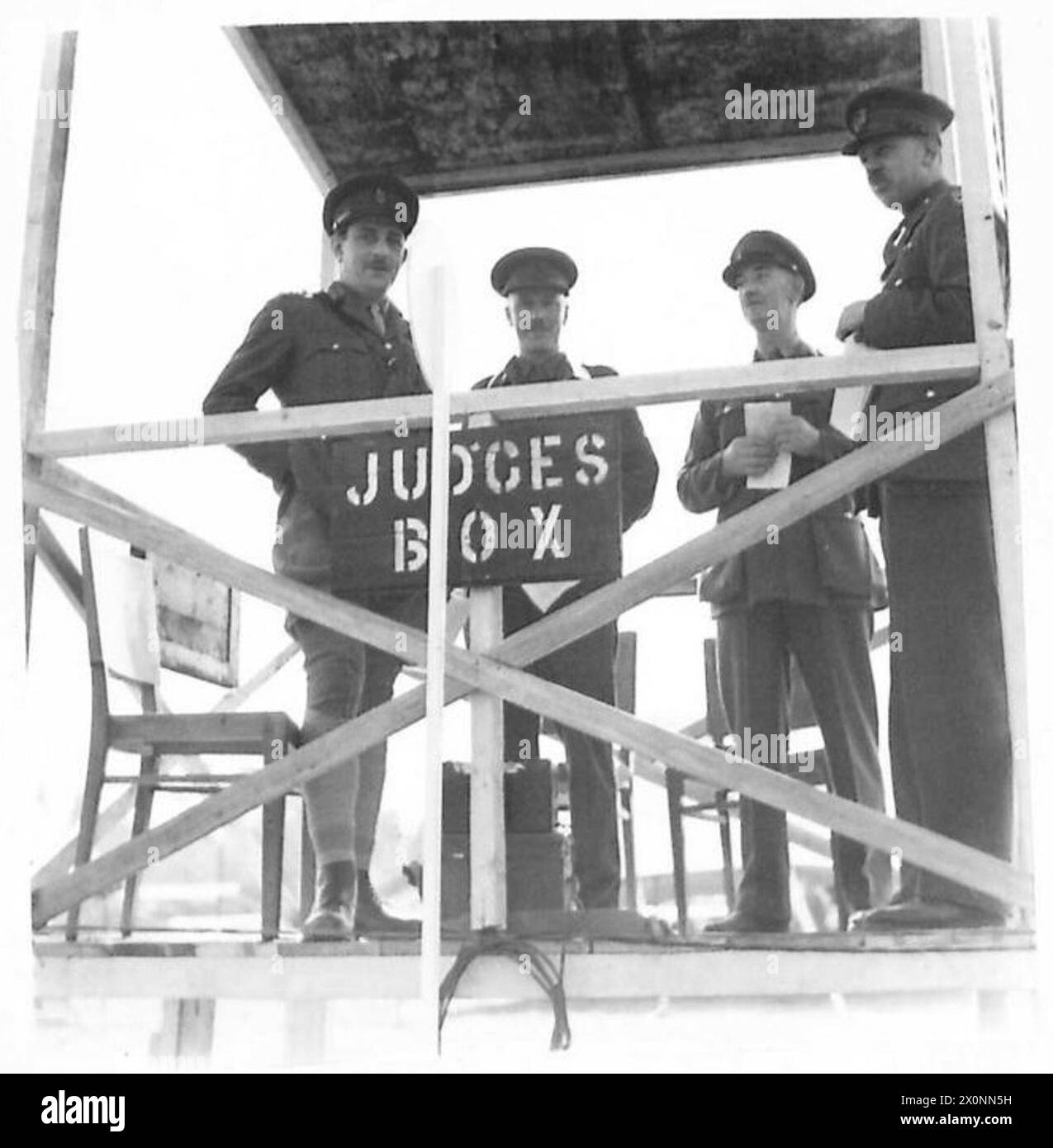 Foto, das die Richterbox mit Brigadier A.E. Morrison, Colonel C.A. Rich und Lieutenant Colonel U. Mitchell zeigt, die ein Rennen in Florenz überwachen. Britische Armee. Stockfoto