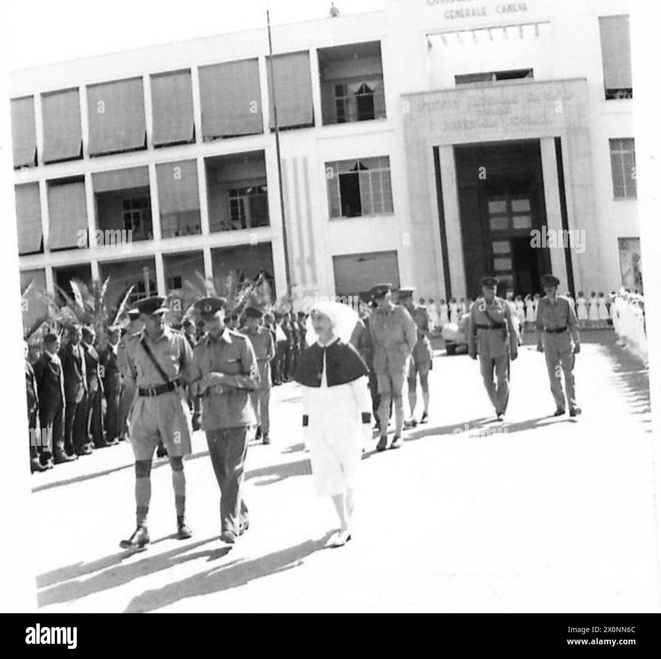 Seine Majestät der König inspiziert das Krankenhausgelände während eines Besuchs mit der Achten Armee. Stockfoto