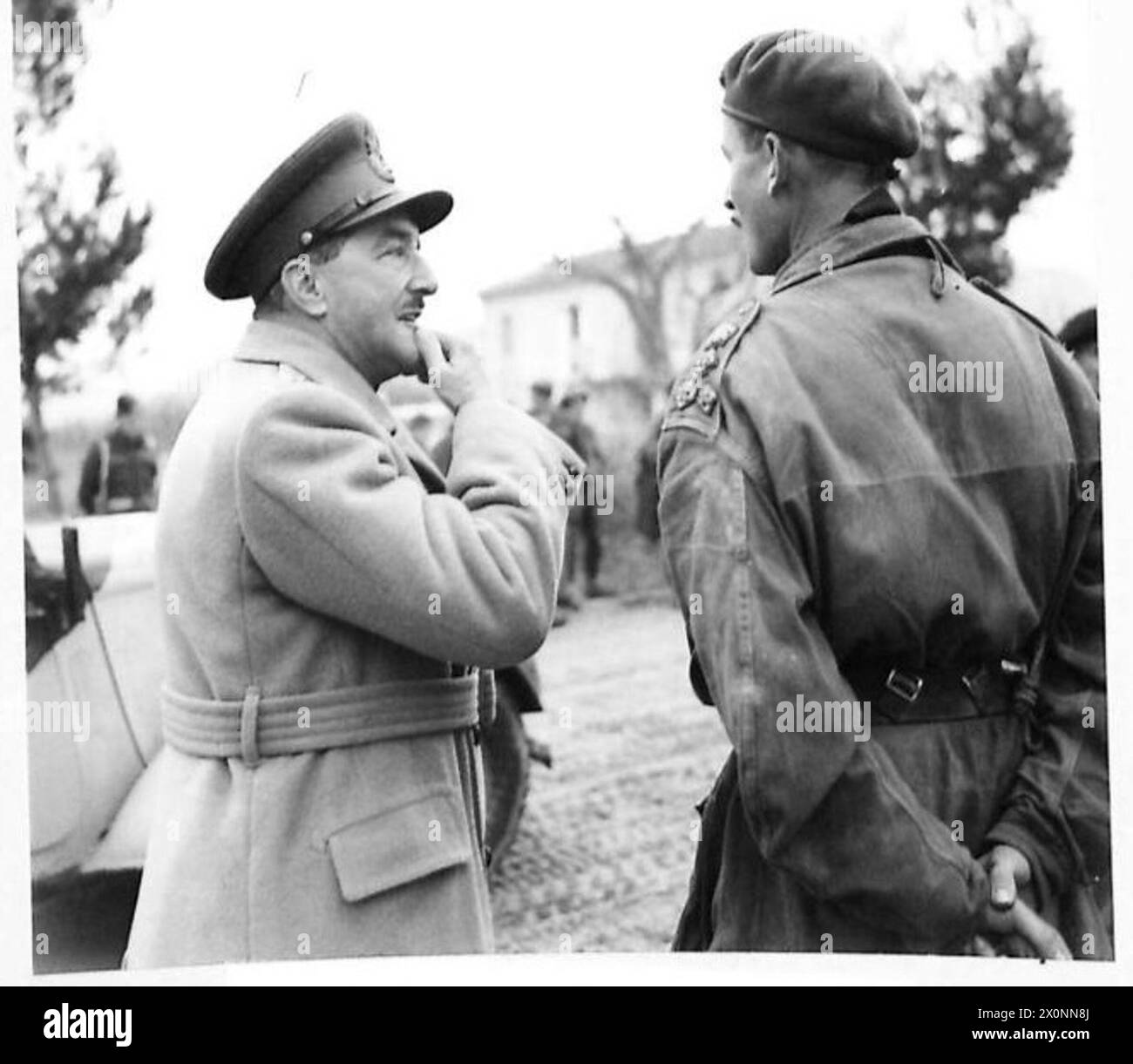 ITALIEN : ACHTE ARMYC.I.G.S. BESUCHT DIE KAISERLICHEN STREITKRÄFTE DER FÜNFTEN ARMEE - General Sir Alan Brooke unterhält sich mit einem neuseeländischen Brigademeister. Fotografisches negativ, britische Armee Stockfoto