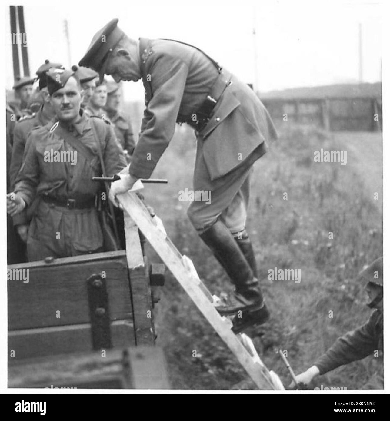 Major General Johnson besteigt einen Eisenbahnwagen, um Übungen in der Glasgow Home Guard Fighting School zu beobachten. Stockfoto